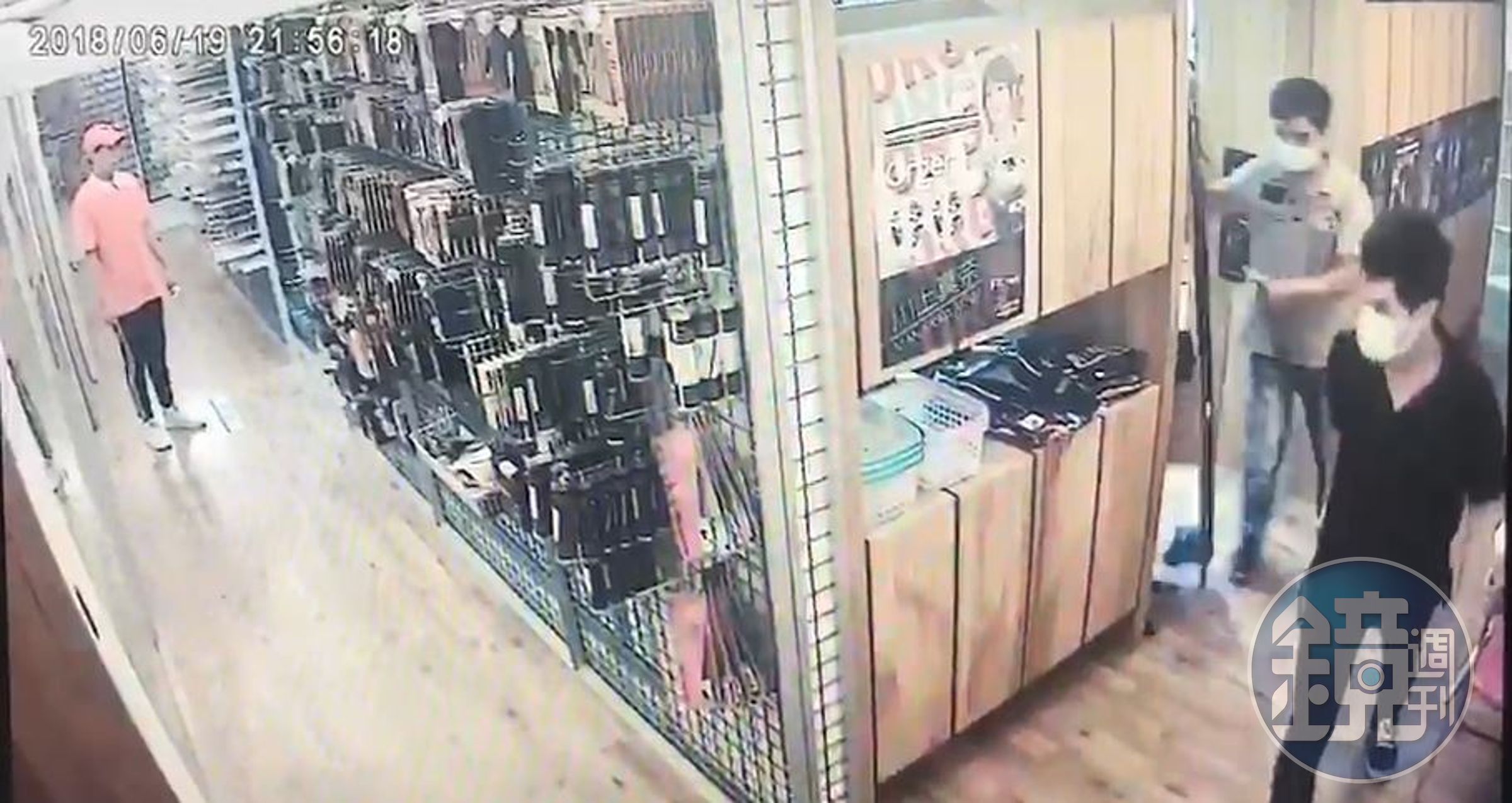 飛鏢店遭惡煞潑漆、猛砸。（警方提供）