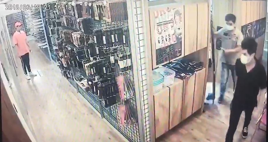 飛鏢店遭惡煞潑漆、猛砸。（警方提供）