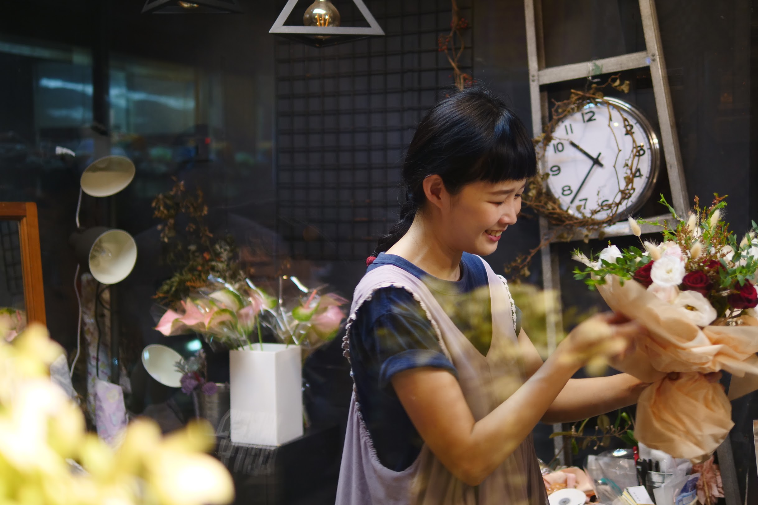 阿戴說，她喜歡花藝也喜歡設計穿搭，商號取英文名「Attire Somehow」結合了中文姓氏與穿搭的諧音。