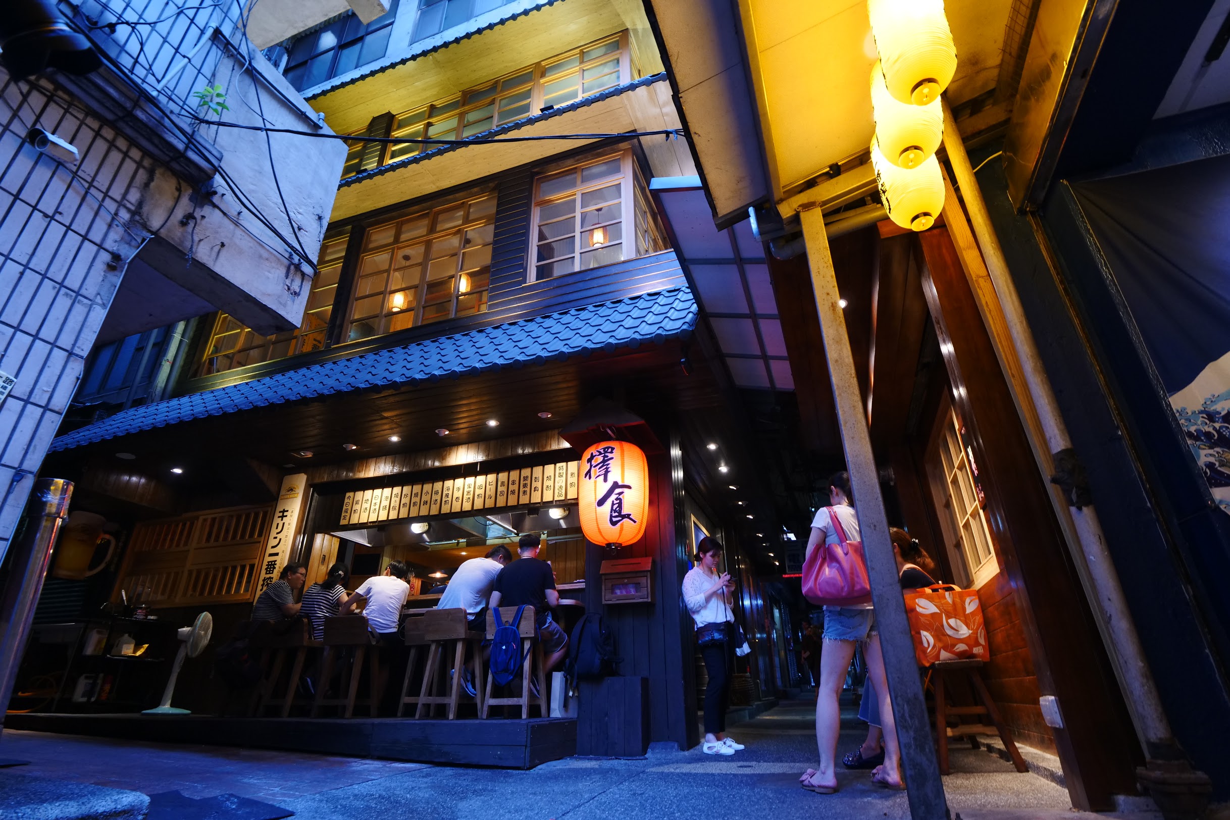 以沒落的基隆委託行商圈中，有幾間店家，再生成為新的生命力。 