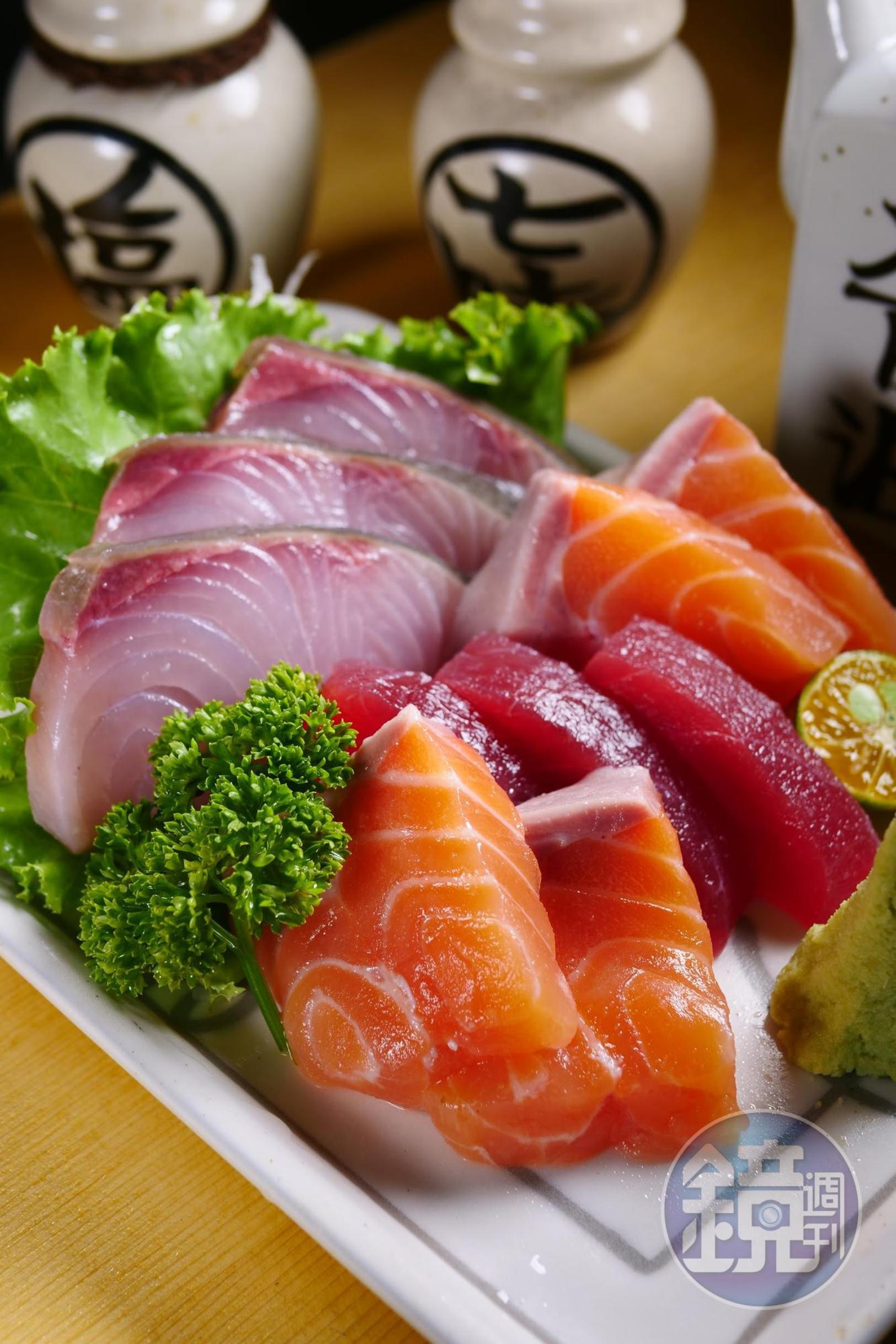 「擇食居酒屋」的生魚片及各類海鮮，都來自旁邊的崁仔頂漁市，（290元／份）。