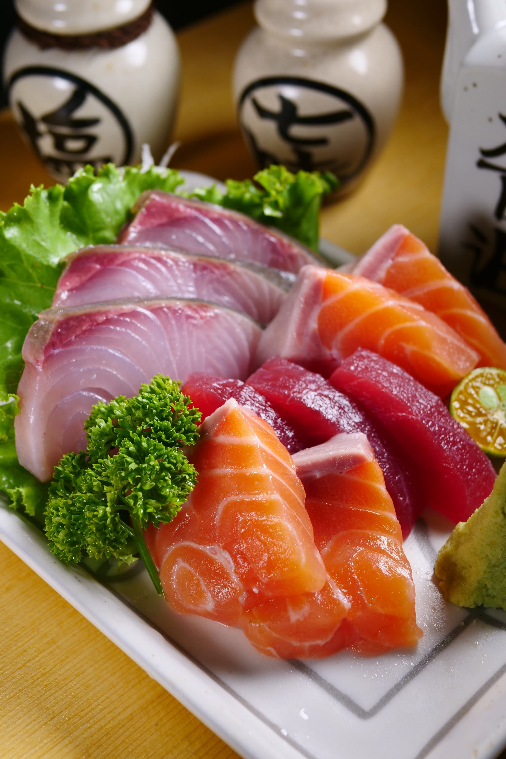 「擇食居酒屋」的生魚片及各類海鮮，都來自旁邊的崁仔頂漁市，（290元／份）。