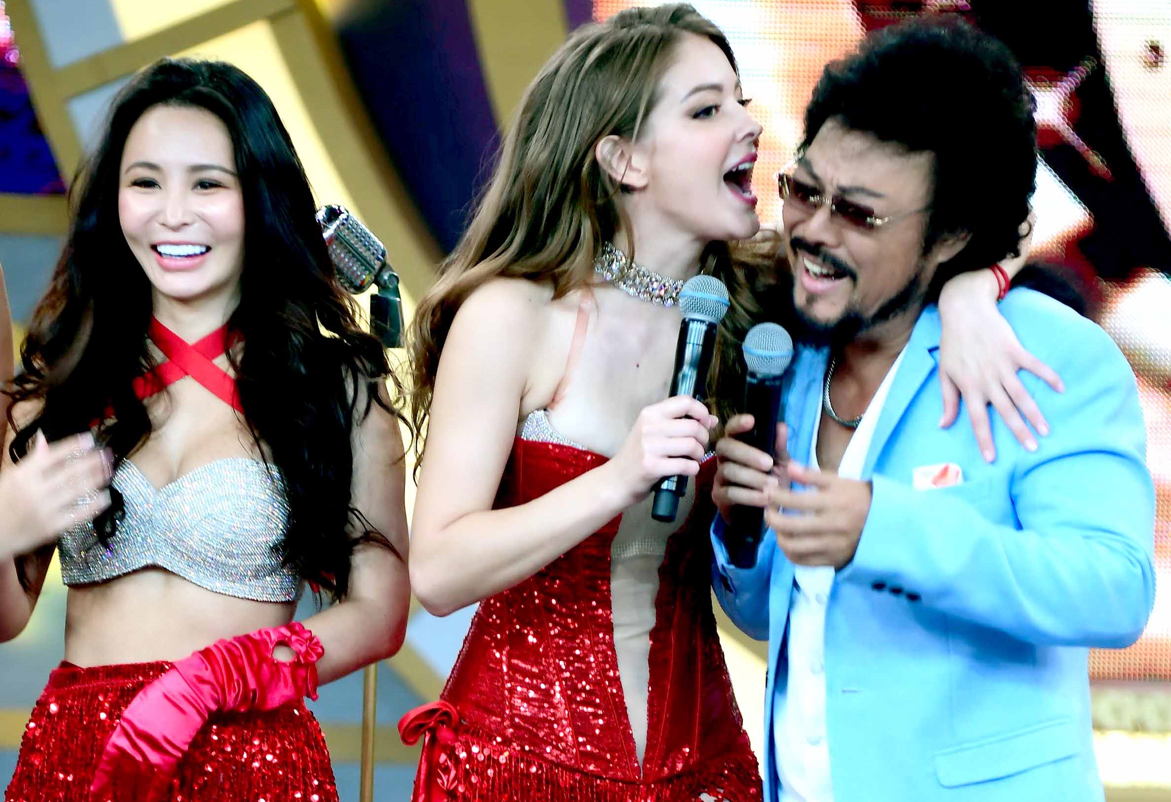 安妮跟張菲上演調情戲碼，讓張菲直呼受不了。（華視提供）