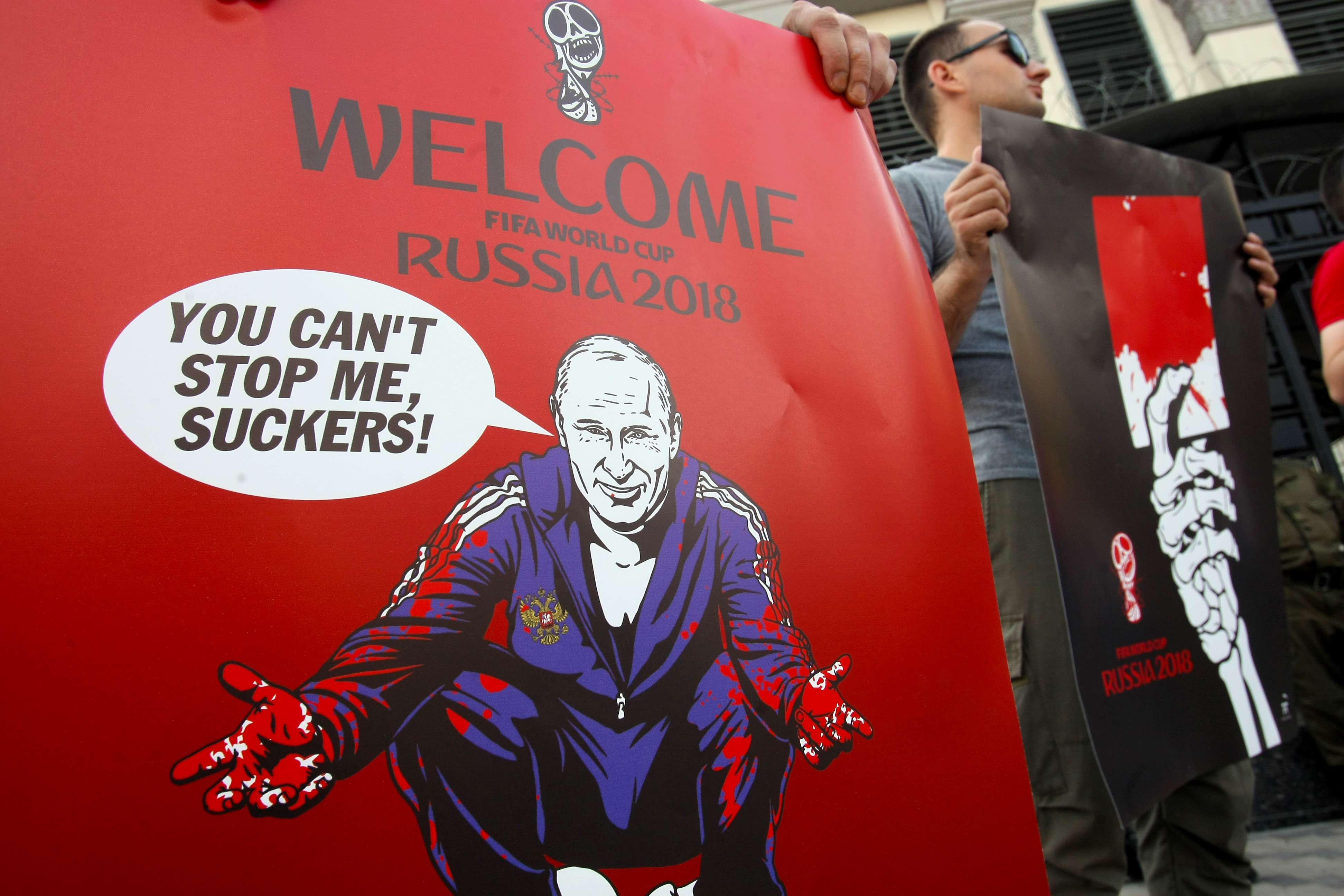 【世足陰影】無論世界盃多成功　別忘了黑牢裡這個絕食中的導演！