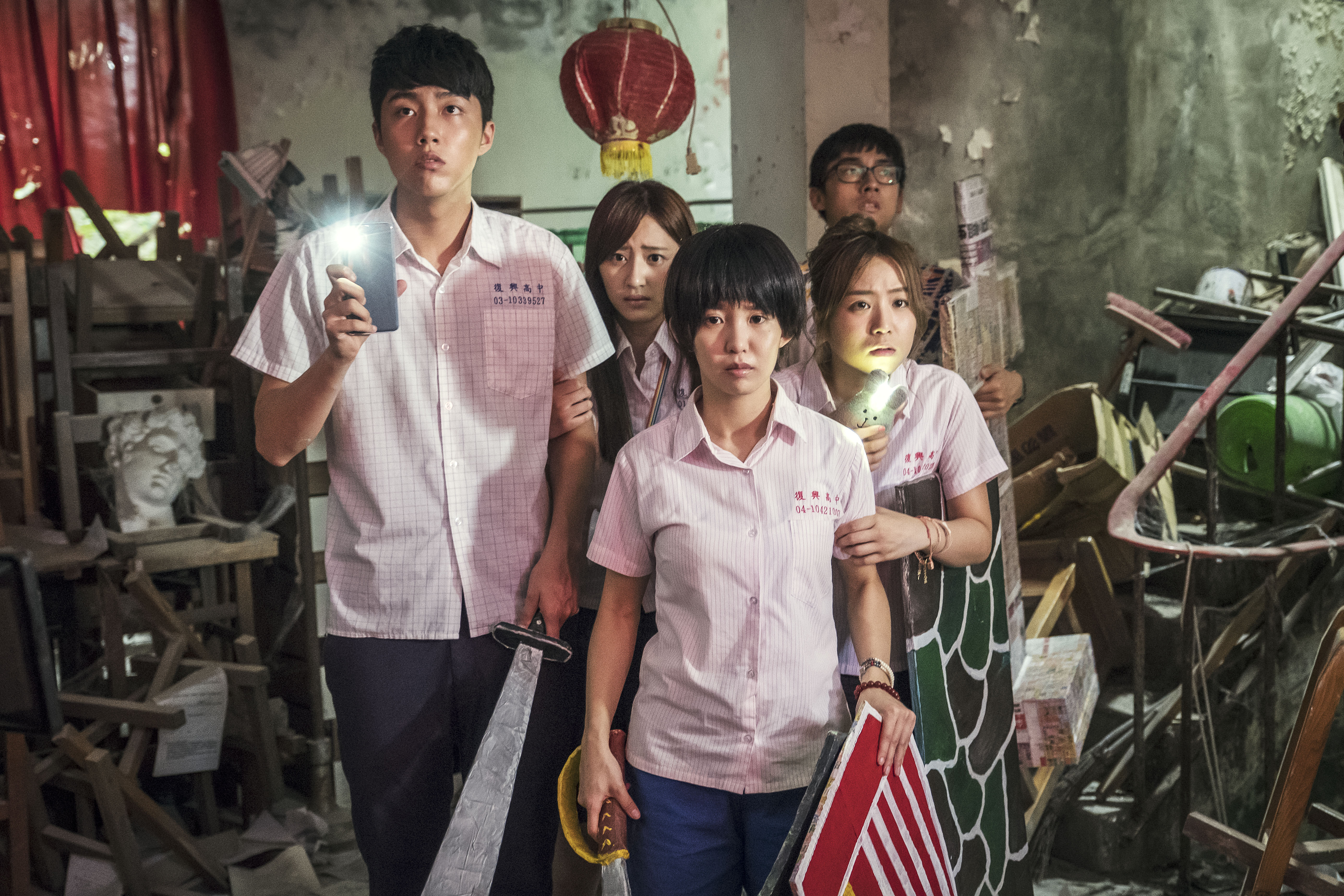 《通靈少女》大紅，成為台灣戲劇製作與國際接軌的成功案例，除幕後團隊的用心，降齡演出女主角的郭書瑤（前）亦功不可沒。（HBO Asia提供）