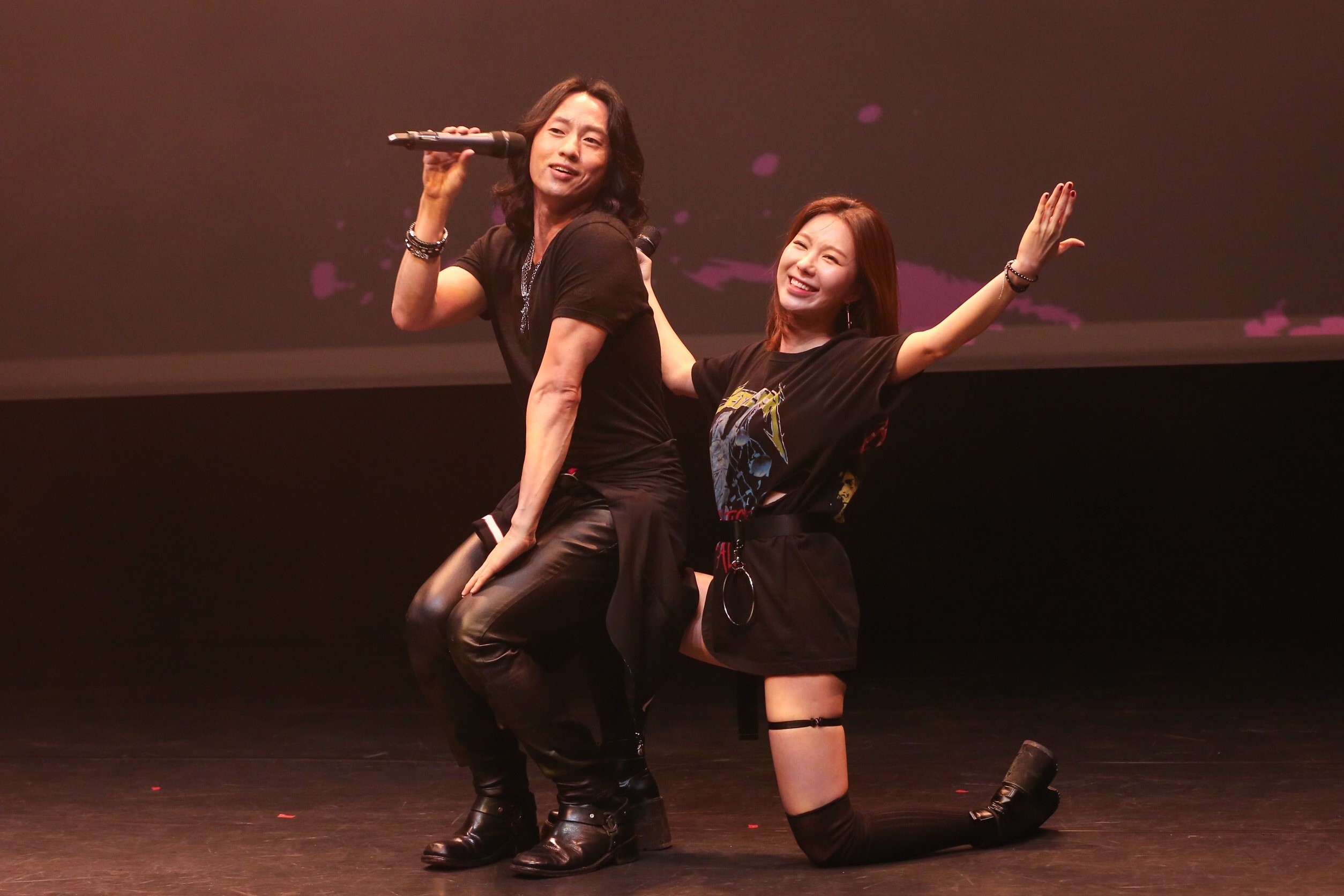 Michael K.Lee（左）、J-Min共同演唱〈甜心乾爹〉，歌聲爆發力十足。