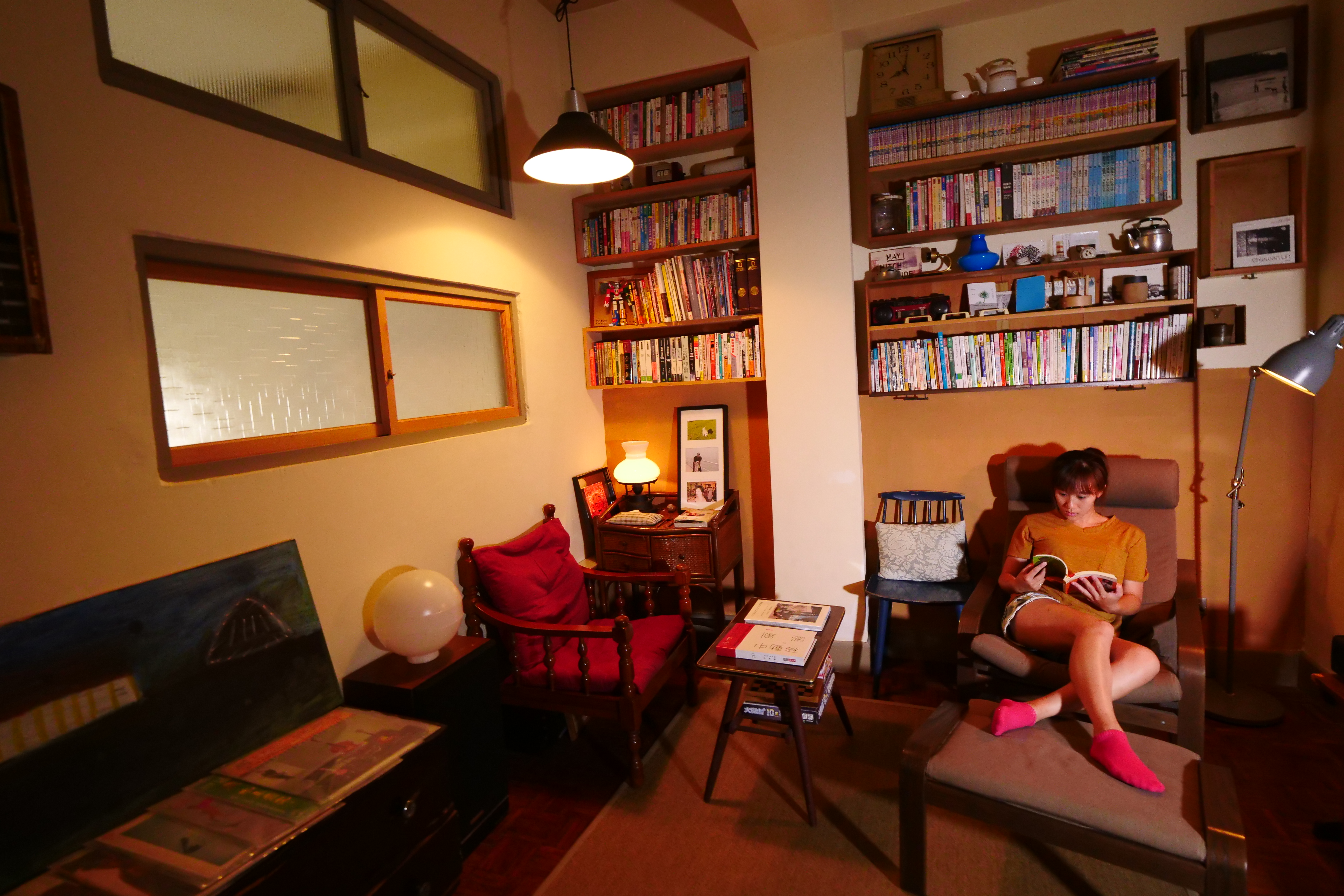 「謝宅書屋」的書房很有味道，旅人最愛坐在躺椅，翻翻書、聽黑膠。