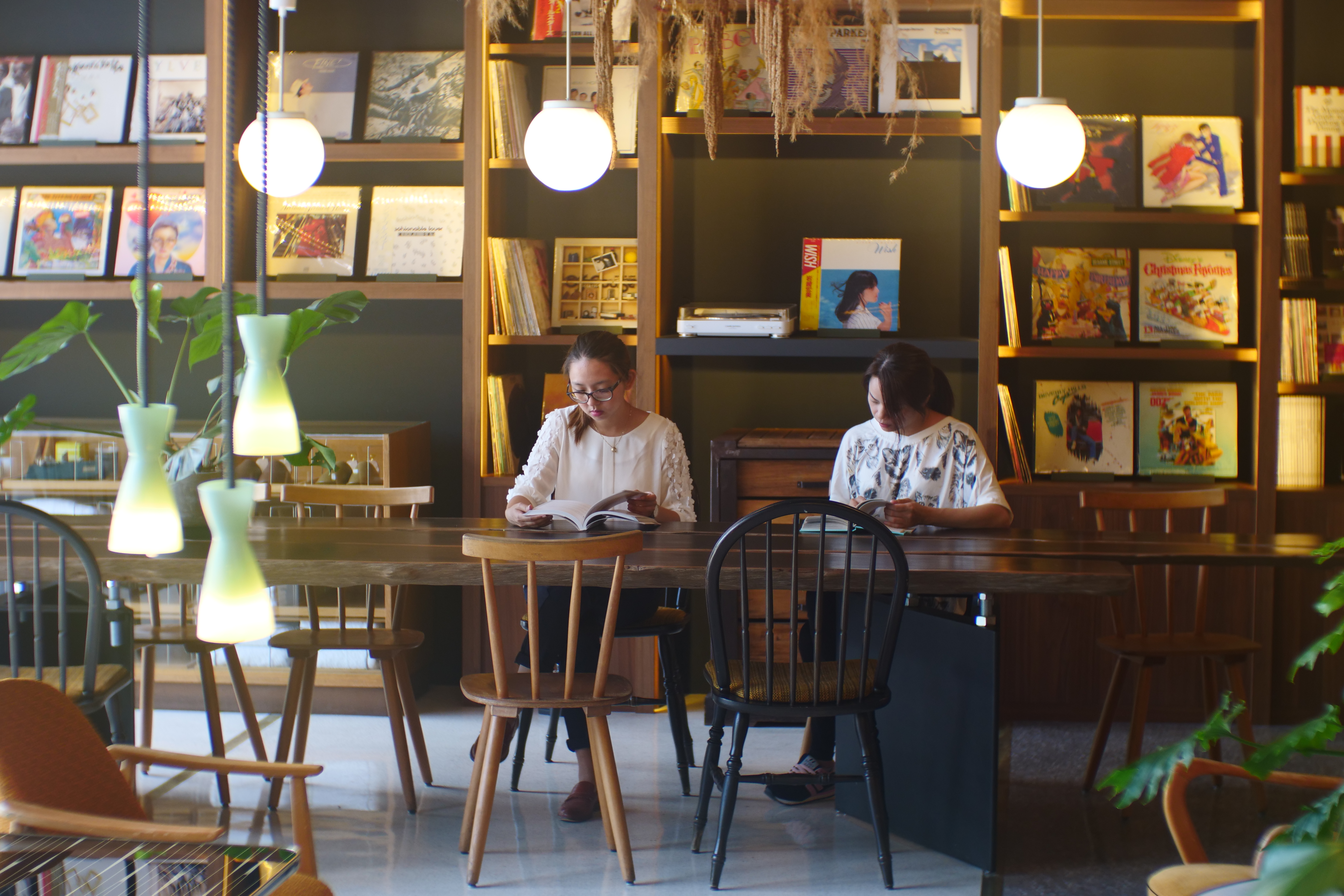 「U.I.J Hotel & Hostel 友愛街旅館」以閱讀和音樂為主題，一樓的獨立書店的深夜食堂風景，令人玩味。