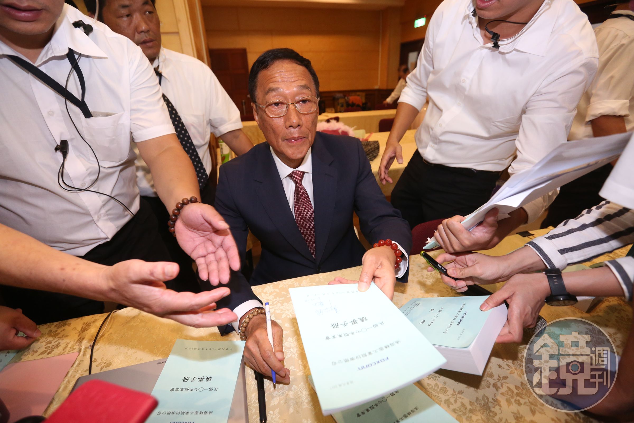 鴻海董事長郭台銘今天股東會結束後，貼心的留在現場幫股東們簽名超過2小時，待簽名會結束後快速趕回辦公室，因為還有件大事等著他。