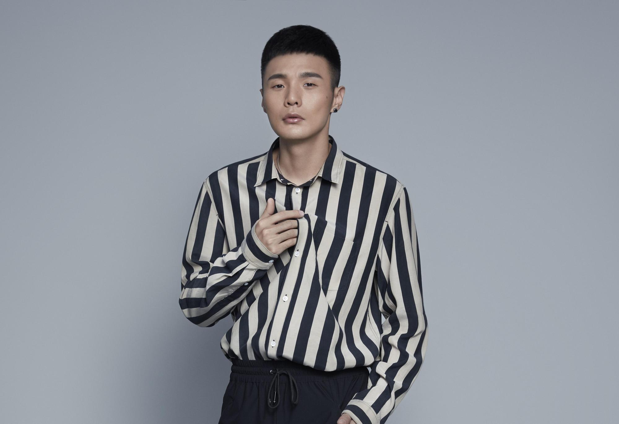 李榮浩今推出《全新復古概念系列》，首部曲：《王牌冤家》，同步釋出2首復古迷幻單曲〈王牌冤家〉及〈念念又不忘〉。（華納提供）