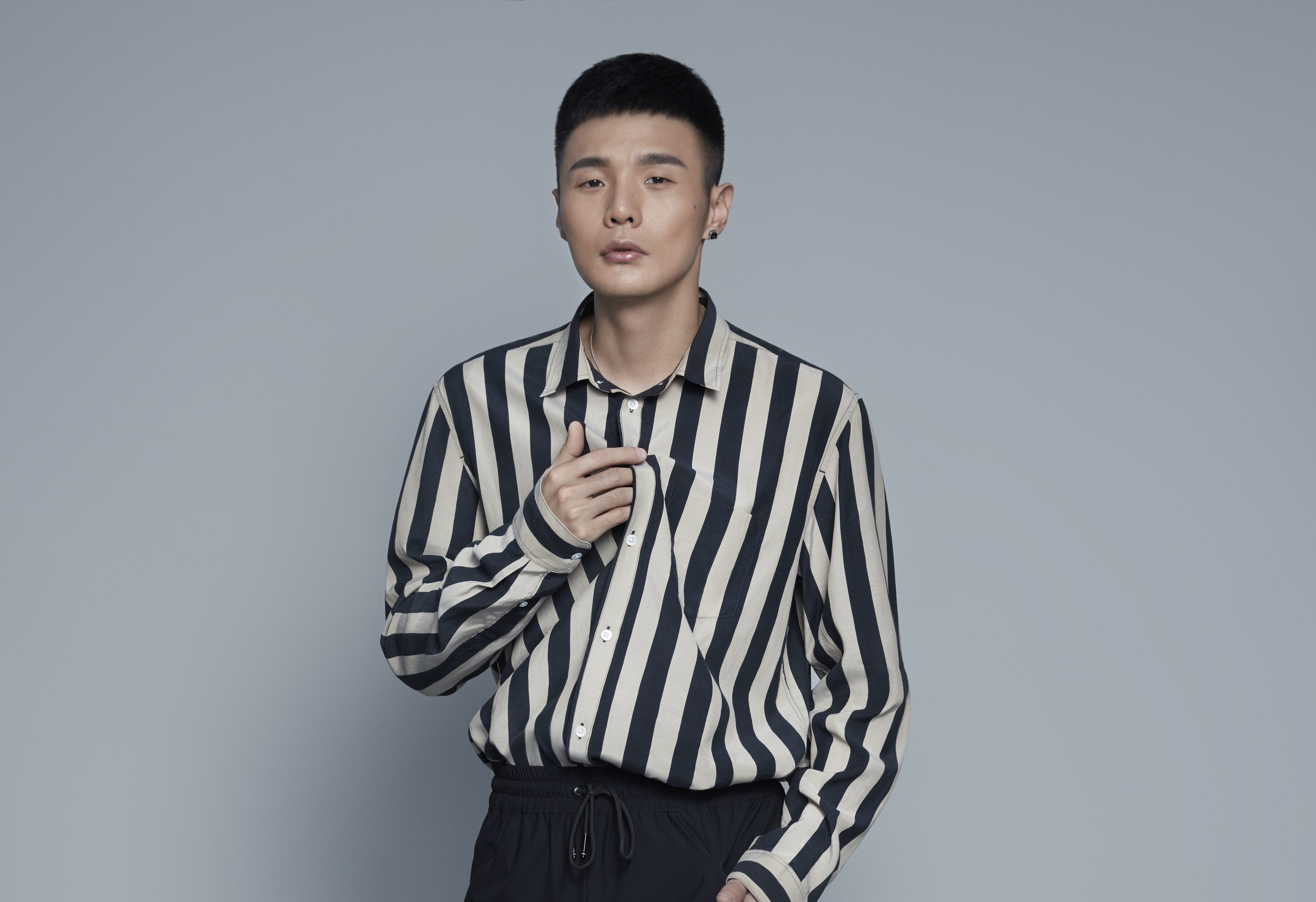 李榮浩今推出《全新復古概念系列》，首部曲：《王牌冤家》，同步釋出2首復古迷幻單曲〈王牌冤家〉及〈念念又不忘〉。（華納提供）