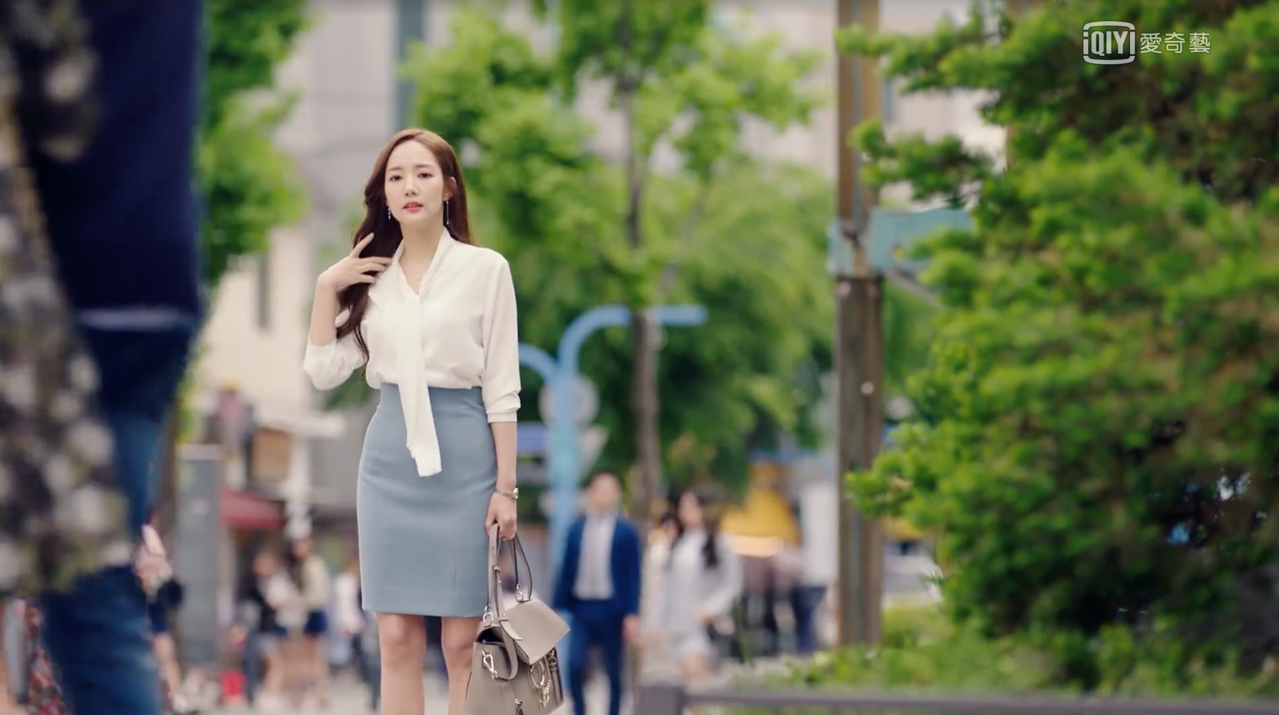 「金祕書」朴敏英在劇中手拎CHLOE Faye Day包款，呈現氣質OL風格。〈翻攝自愛奇藝〉