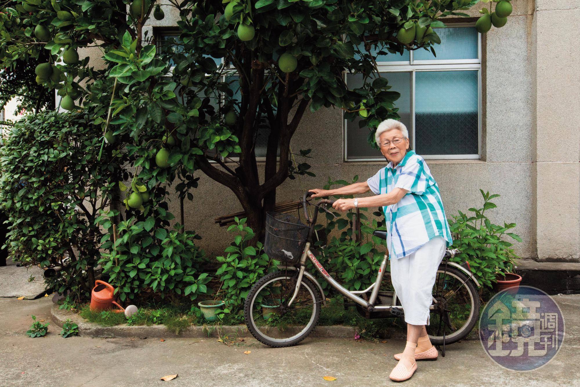 周張招阿嬤有著古早人勤勞的個性,閒不下來,92歲仍堅持自己煮菜、洗衣、種花。