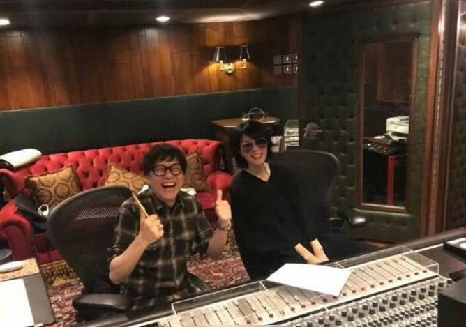 《幻樂之城》梁翹柏爆出與王菲同框。（翻攝自新浪娛樂）