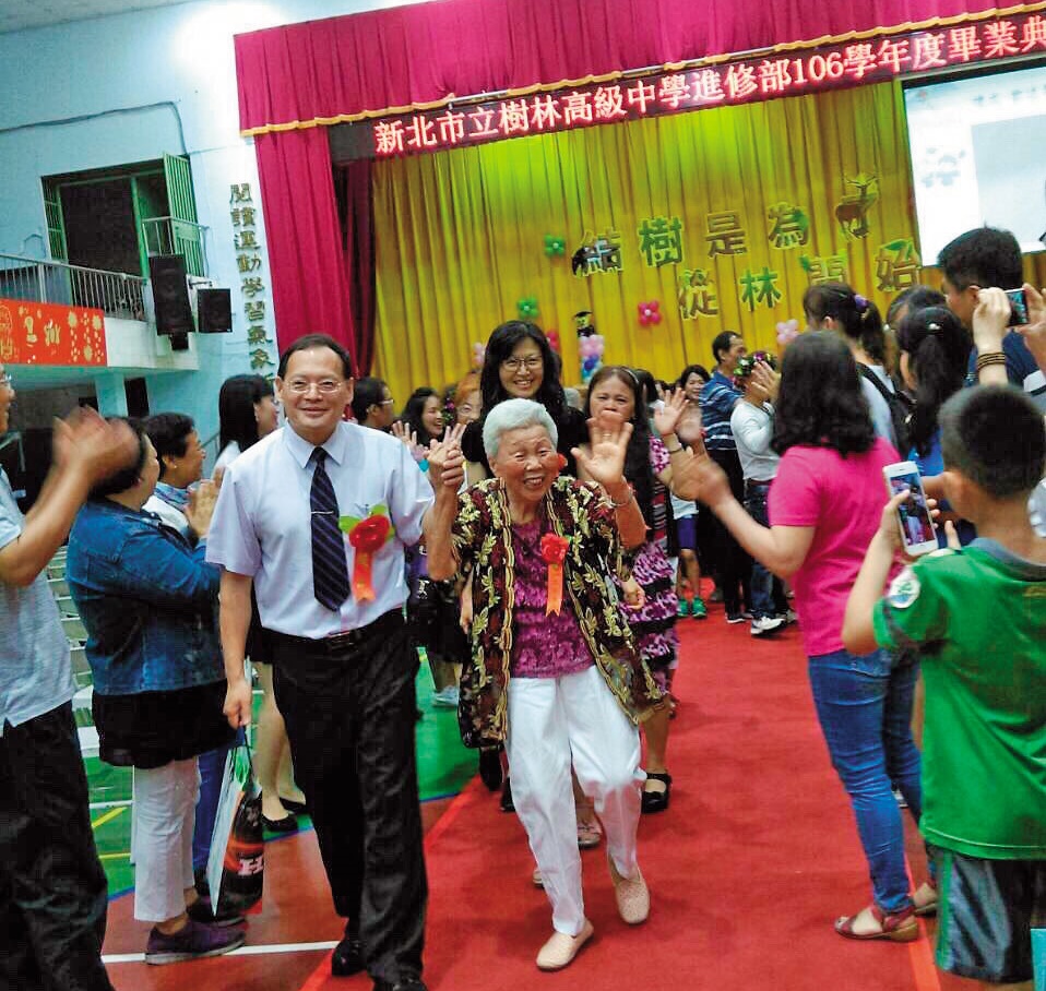 16位家人出席阿嬤的畢業典禮。阿嬤很重視教育，她最喜歡參加兒孫們的畢業典禮。（周張招提供）