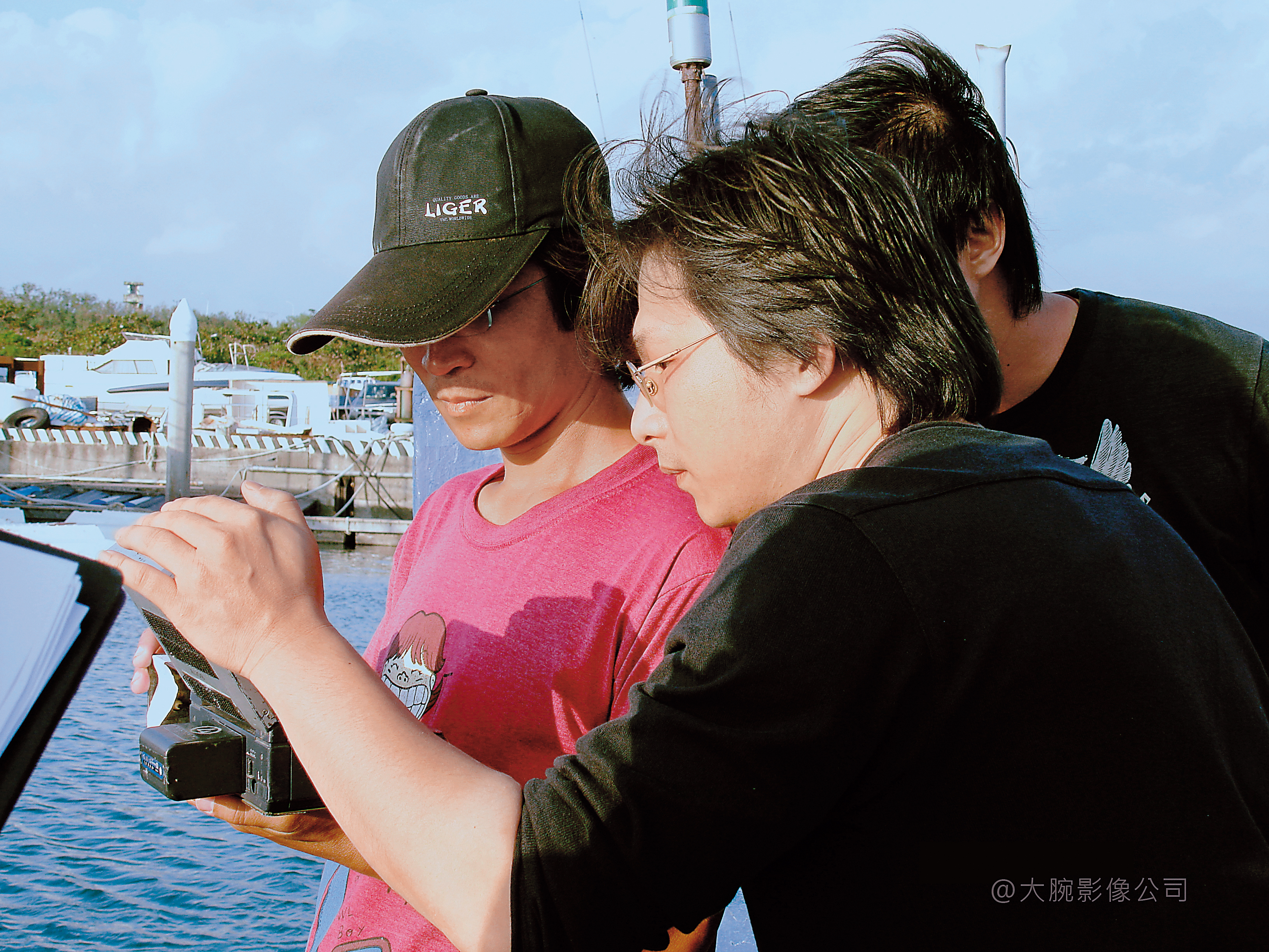 《海角七号》導演魏德聖(左)與特效專家林哲民(右)討論「高砂丸」的拍攝方式。(大腕提供)