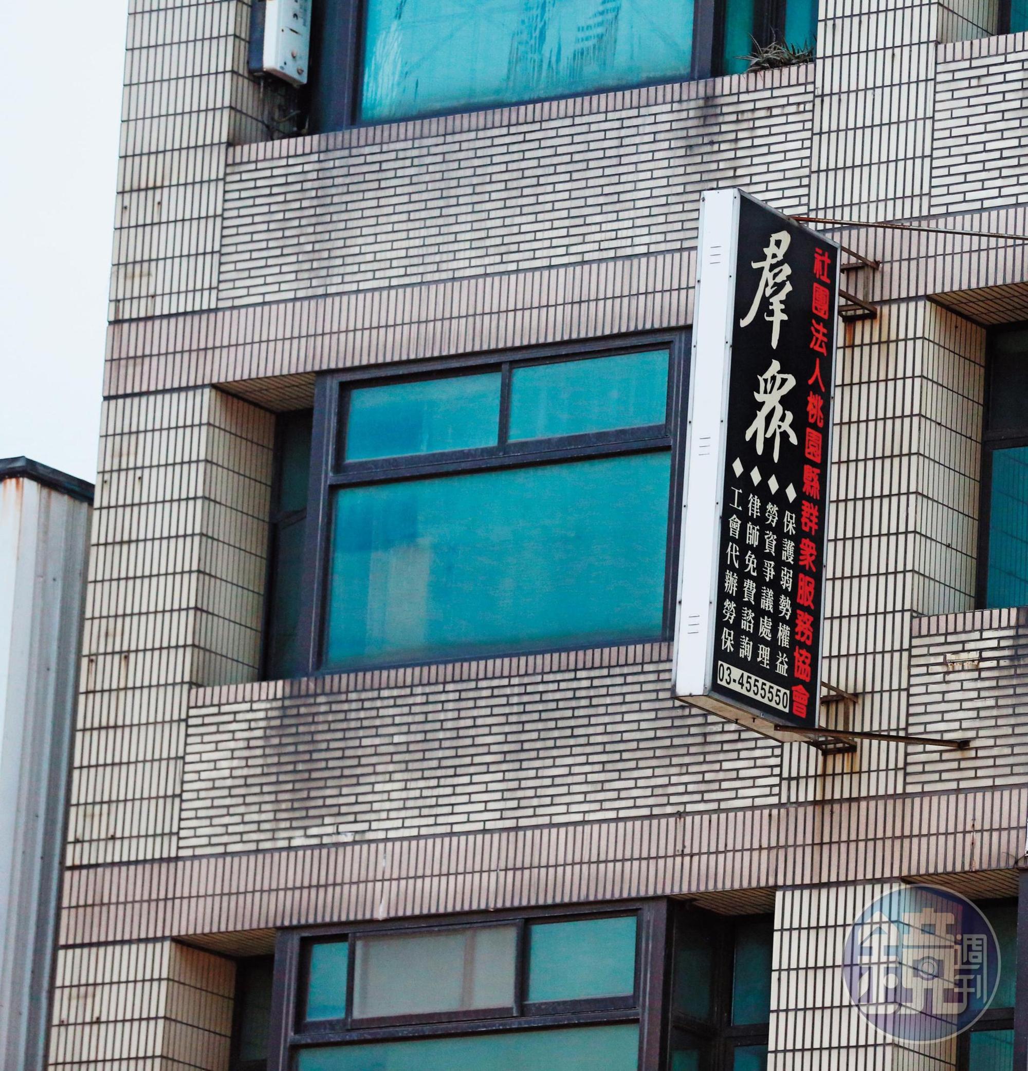 桃群被外籍移工視為守護神,但其強硬作風相當惹爭議。
