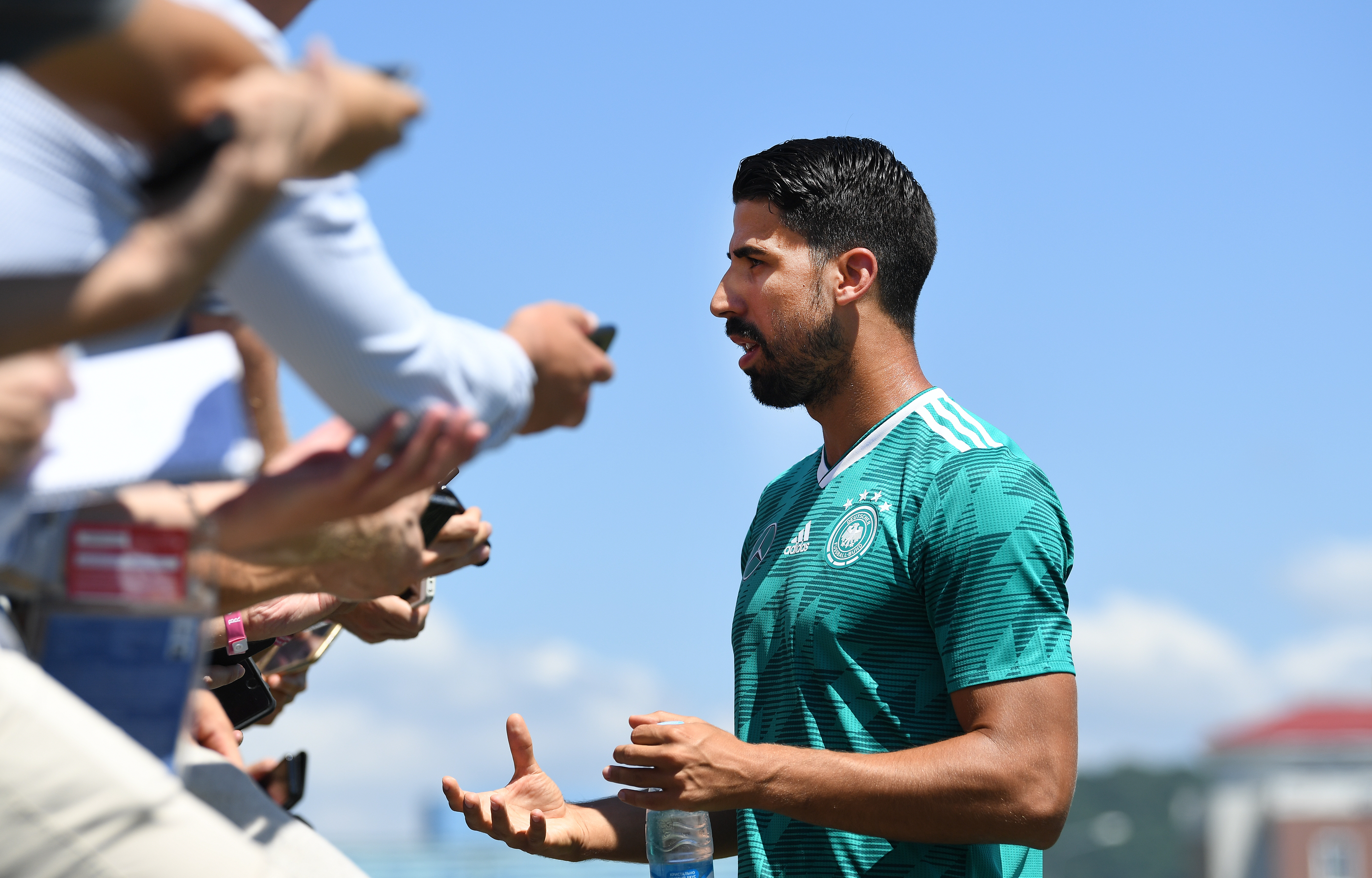 德國首戰表現不好的大將凱迪拉，接受各國記者訪問，卻遇到下一戰對手瑞典的記者挑釁。（東方IC）