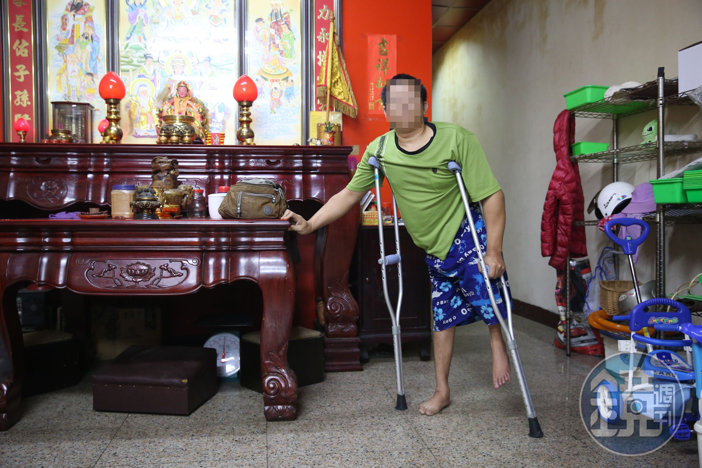 小兒麻痺不良於行的林金龍聘用妻子的親戚來台當看護，卻遭外籍看護控告「強制猥褻」。