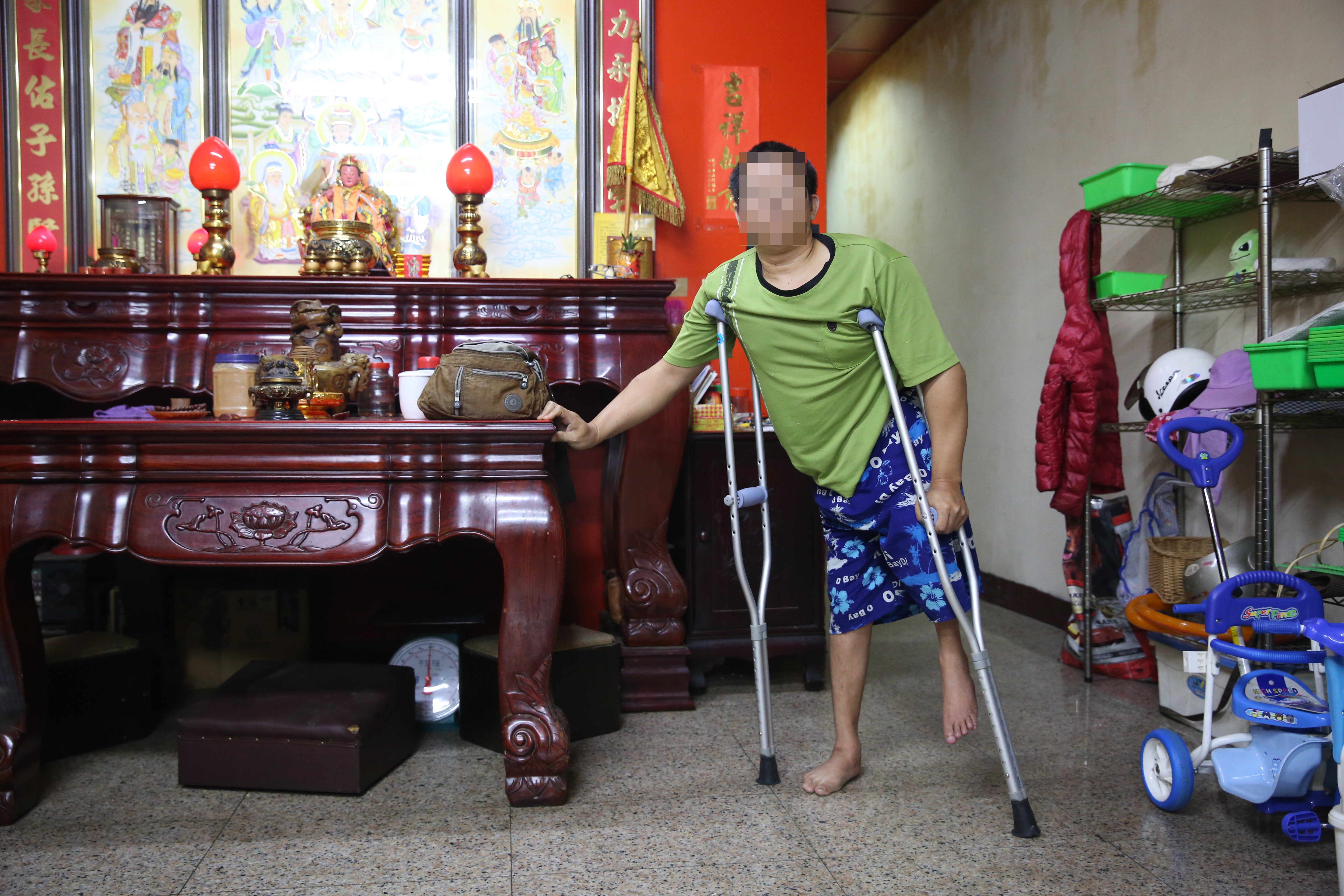 小兒麻痺不良於行的林金龍聘用妻子的親戚來台當看護，卻遭外籍看護控告「強制猥褻」。