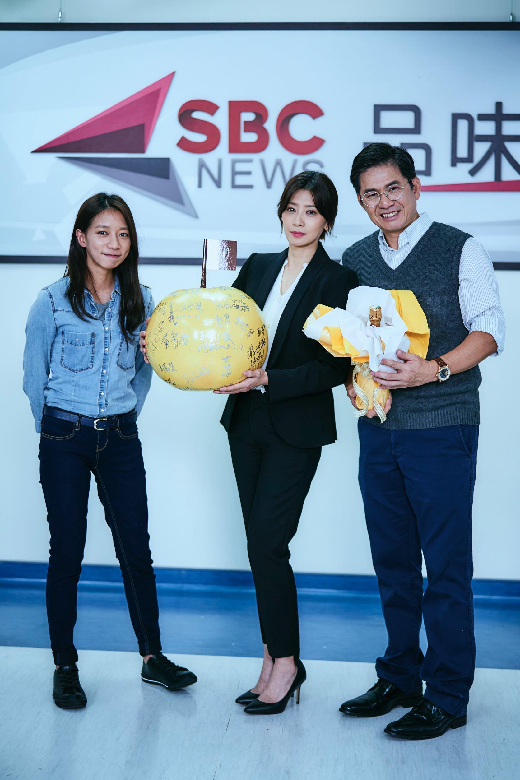《我們與惡的距離》劇組特別訂製取片名諧音「我們與惡的『巨梨』」祝福女主角賈靜雯（中）殺青。（公視提供）