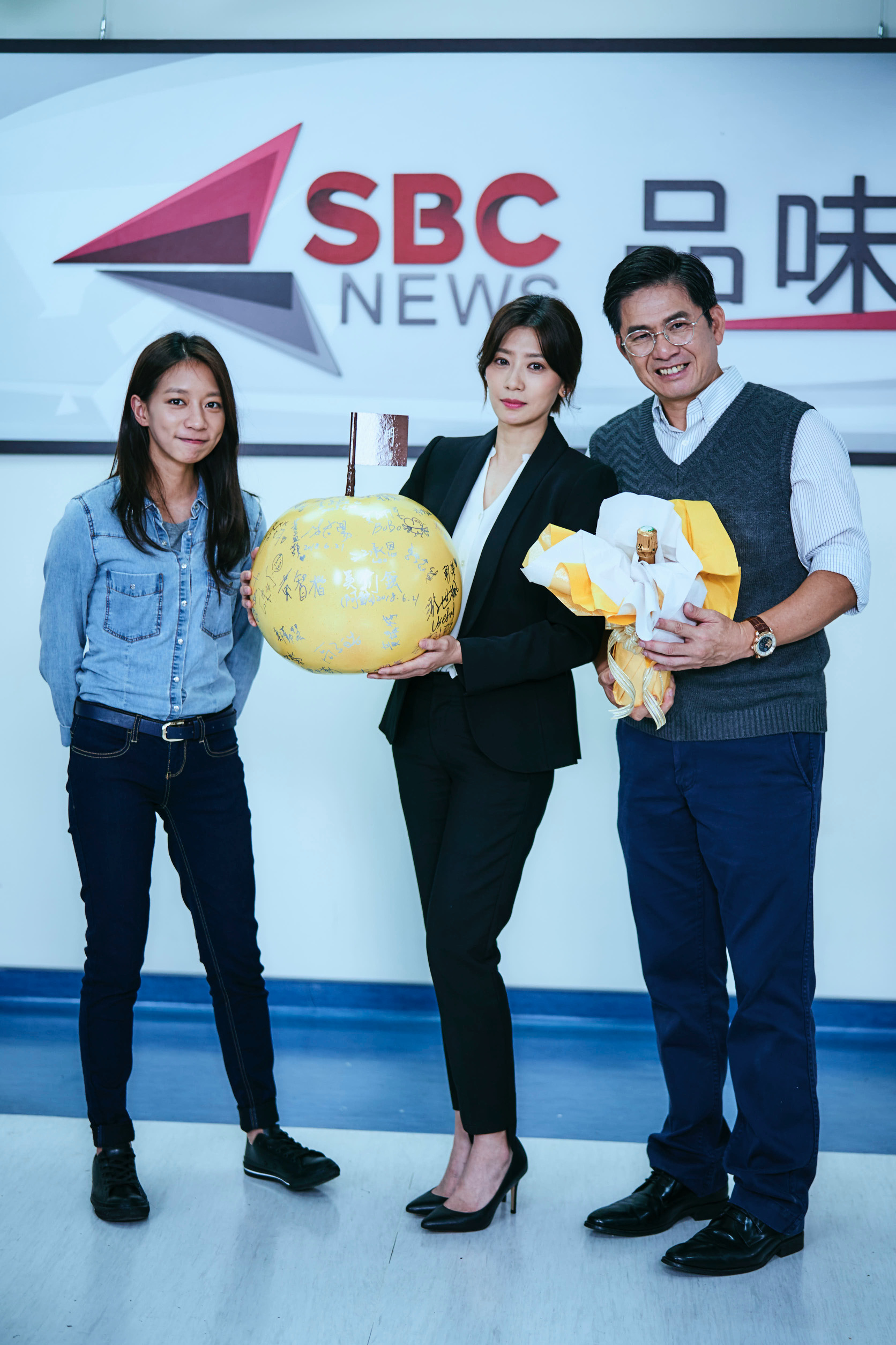 《我們與惡的距離》劇組特別訂製取片名諧音「我們與惡的『巨梨』」祝福女主角賈靜雯（中）殺青。（公視提供）