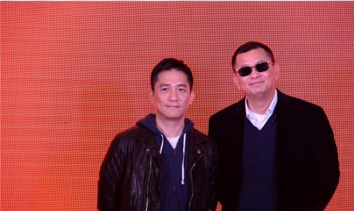 梁朝偉與王家衛是多年來的合作夥伴，如今約滿不再續約，令人吃驚。（翻攝自新浪娛樂）