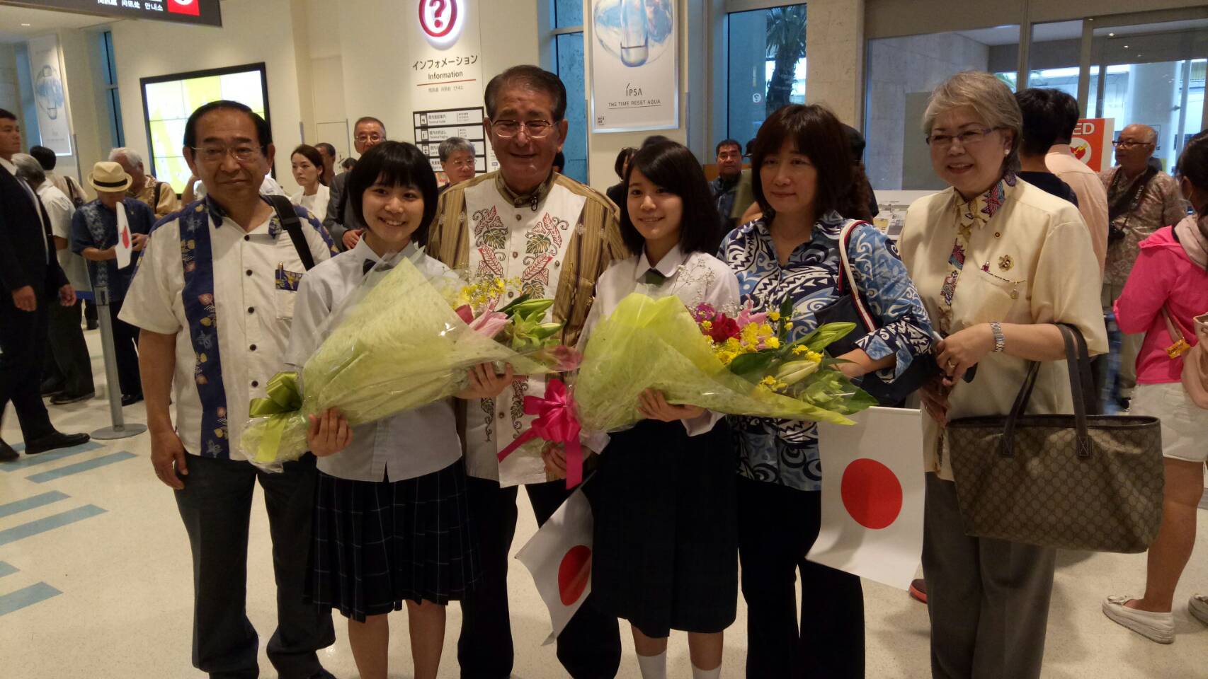 就讀沖繩尚學高中的一對雙胞胎女高中生國場愛梨（右2）、國場慈乃（左2）到機場獻花給李登輝及曾文惠。