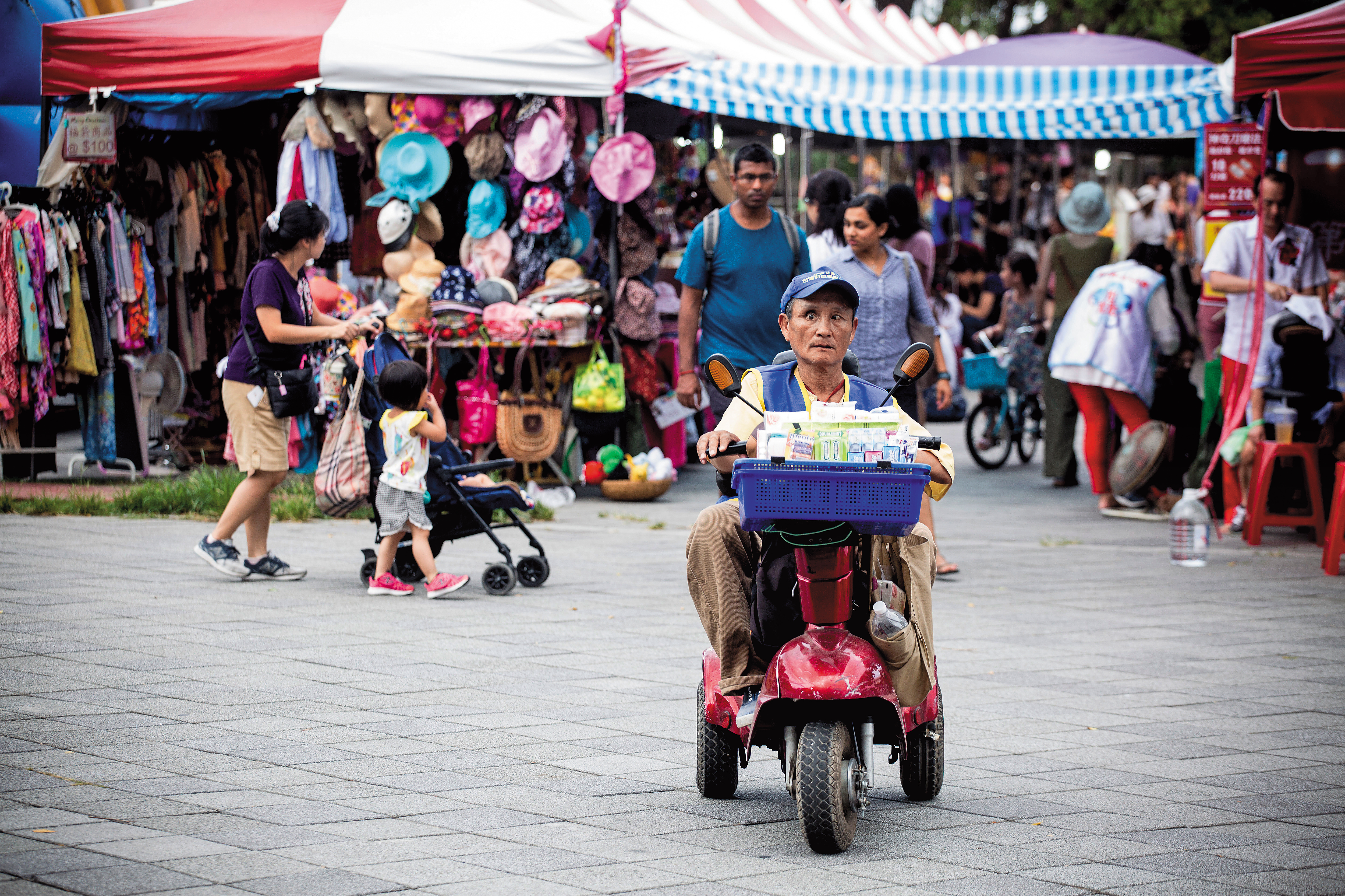 吳慶昇駛進週六的花博園區，以「愛」的名義叫賣，許多人出手婉拒，他只能繼續打撈暗藏的善意。