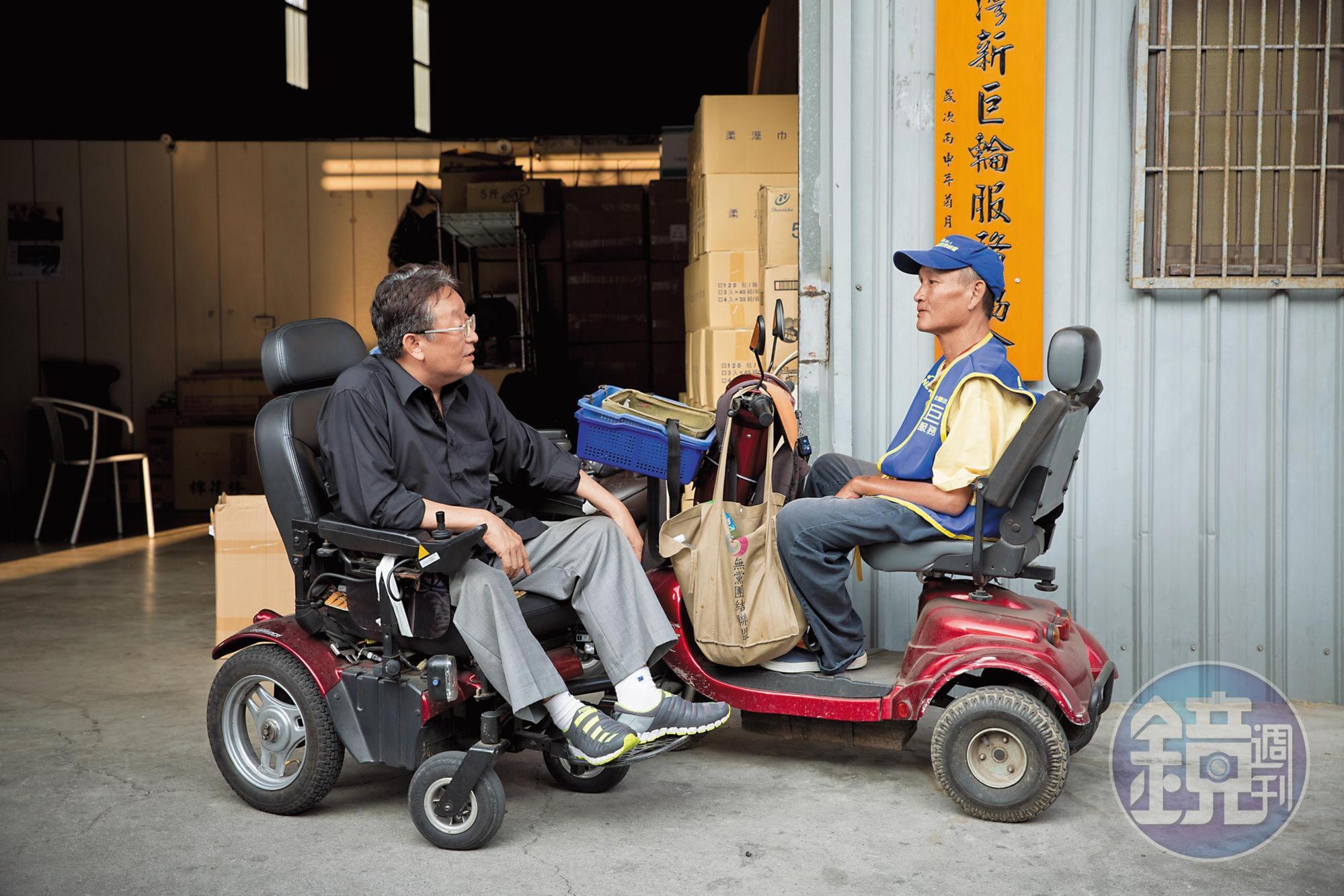 「社團法人台灣新巨輪服務協會」的匾額前,理事長陳安宗(左)和吳慶昇(右)聊家常。