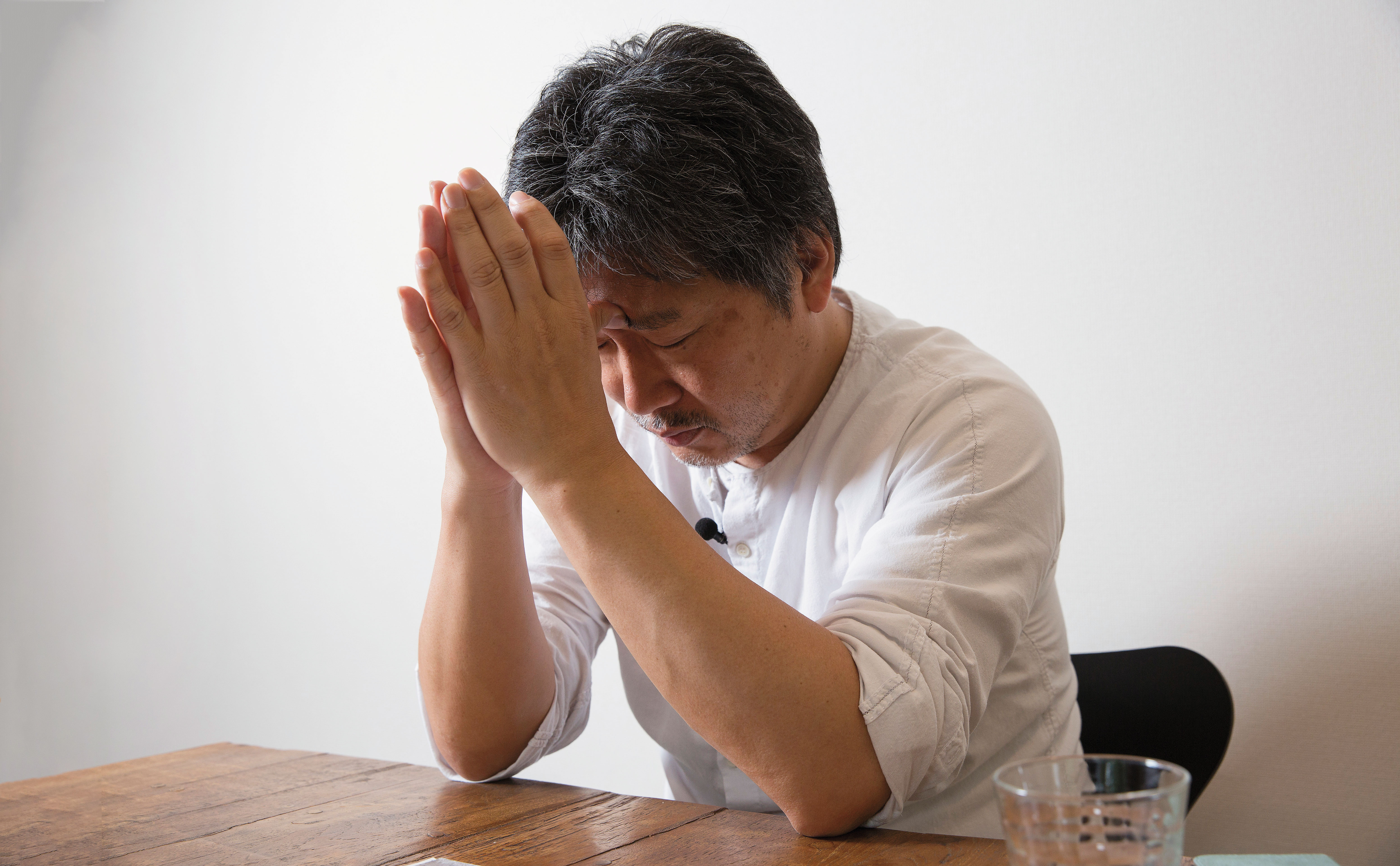 伴隨名聲在國際上愈來愈響亮，是枝裕和每天都忙得像是停不下來的迴轉壽司，受訪時， 幾度露出了疲態。