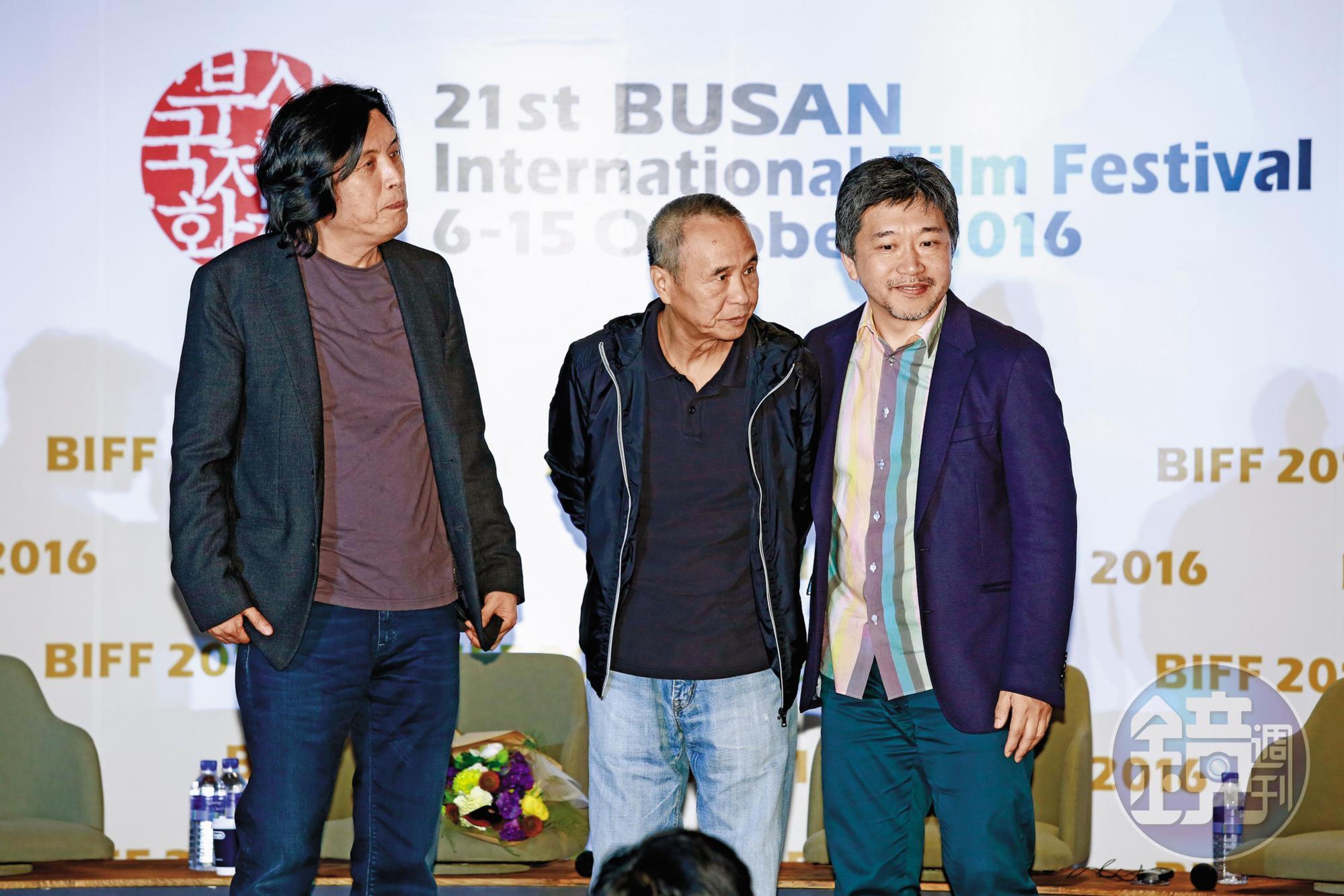2016年釜山影展上,是枝裕和(右)與侯孝賢(中)、韓國導演李滄東(左)3人難得同台留影。