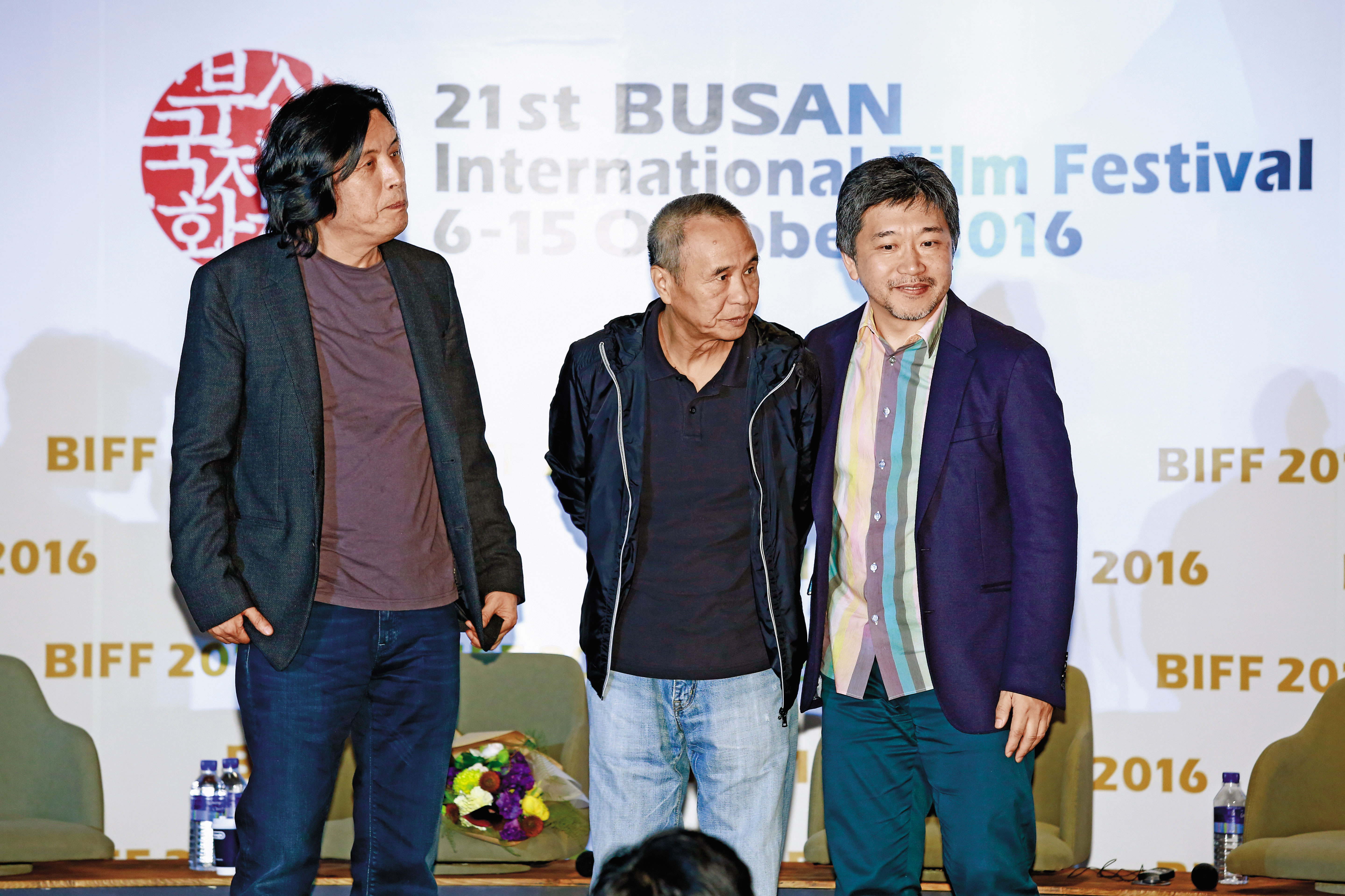 2016年釜山影展上，是枝裕和（右）與侯孝賢（中）、韓國導演李滄東（左）3人難得同台留影。