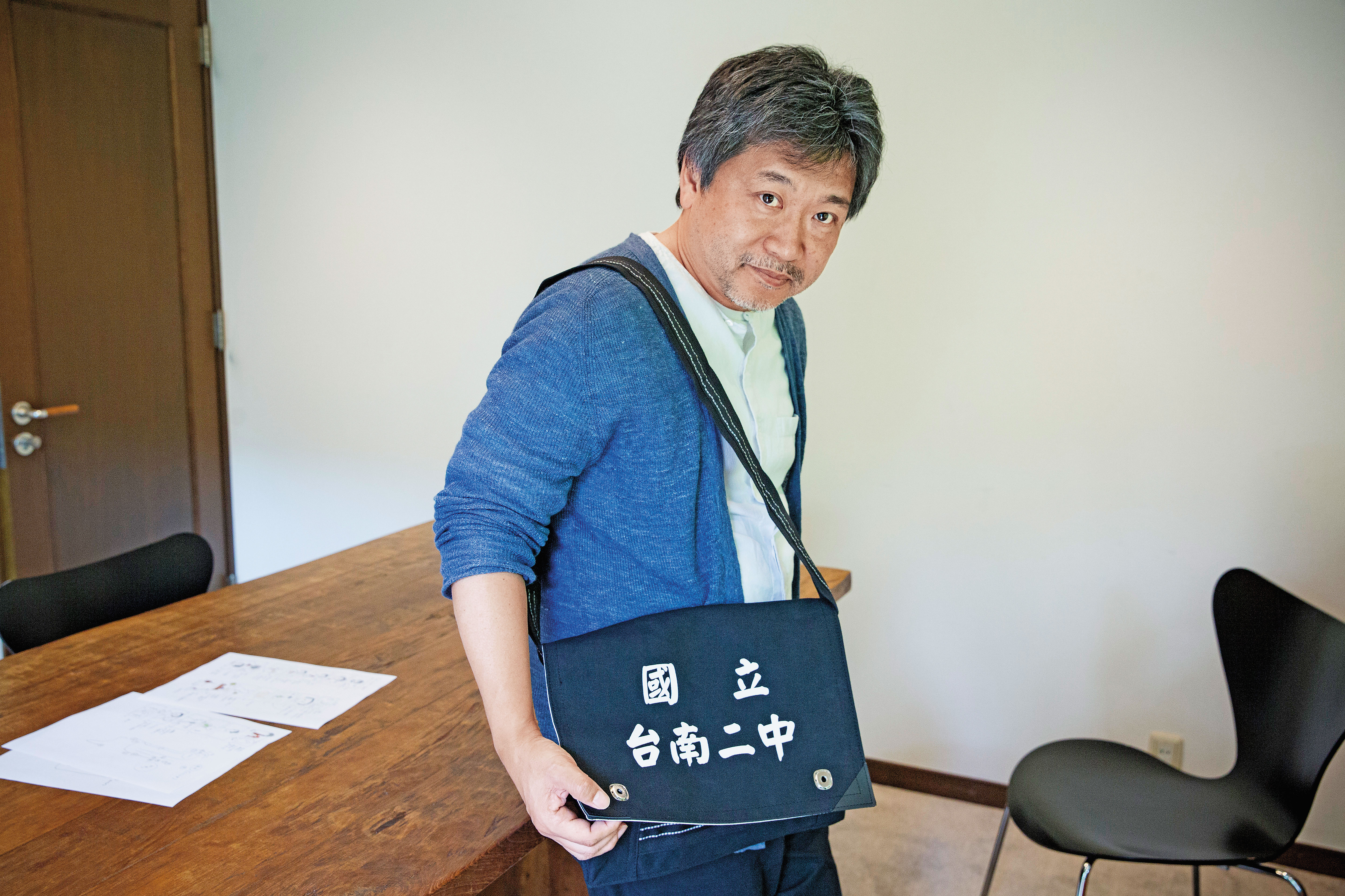 是枝裕和背上了我們特地送給他的書包。南二中是父親當年就讀過的中學，背上了背包，父子彷彿也連上了不可分割的臍帶。