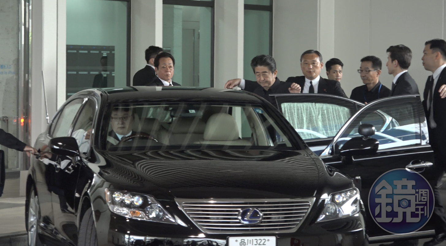 日本首相安倍晉三今(23日)早日本時間約10時30分搭機飛抵沖繩,原先外界預測可能會與也在當地的李登輝會面,但雙人會並未發生。