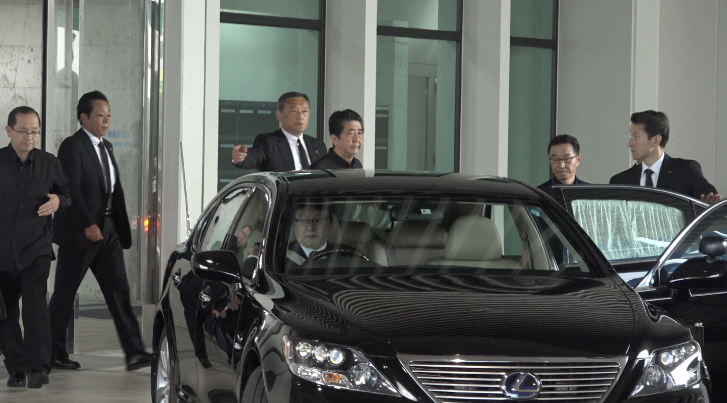 日本首相安倍晉三今（23日）早日本時間約10時30分搭機飛抵沖繩，原先外界預測可能會與也在當地的李登輝會面，但雙人會並未發生。