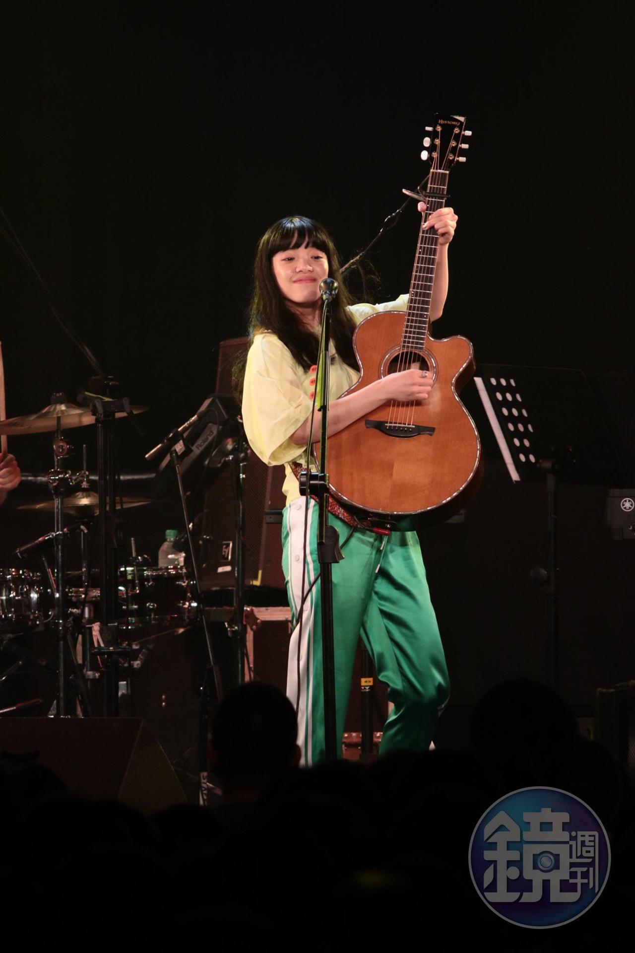 Aimyon（愛繆）練習中文與歌迷互動，可愛的模樣逗笑歌迷，讓她害羞問：「怎麼大家都在笑」。（華納唱片提供）