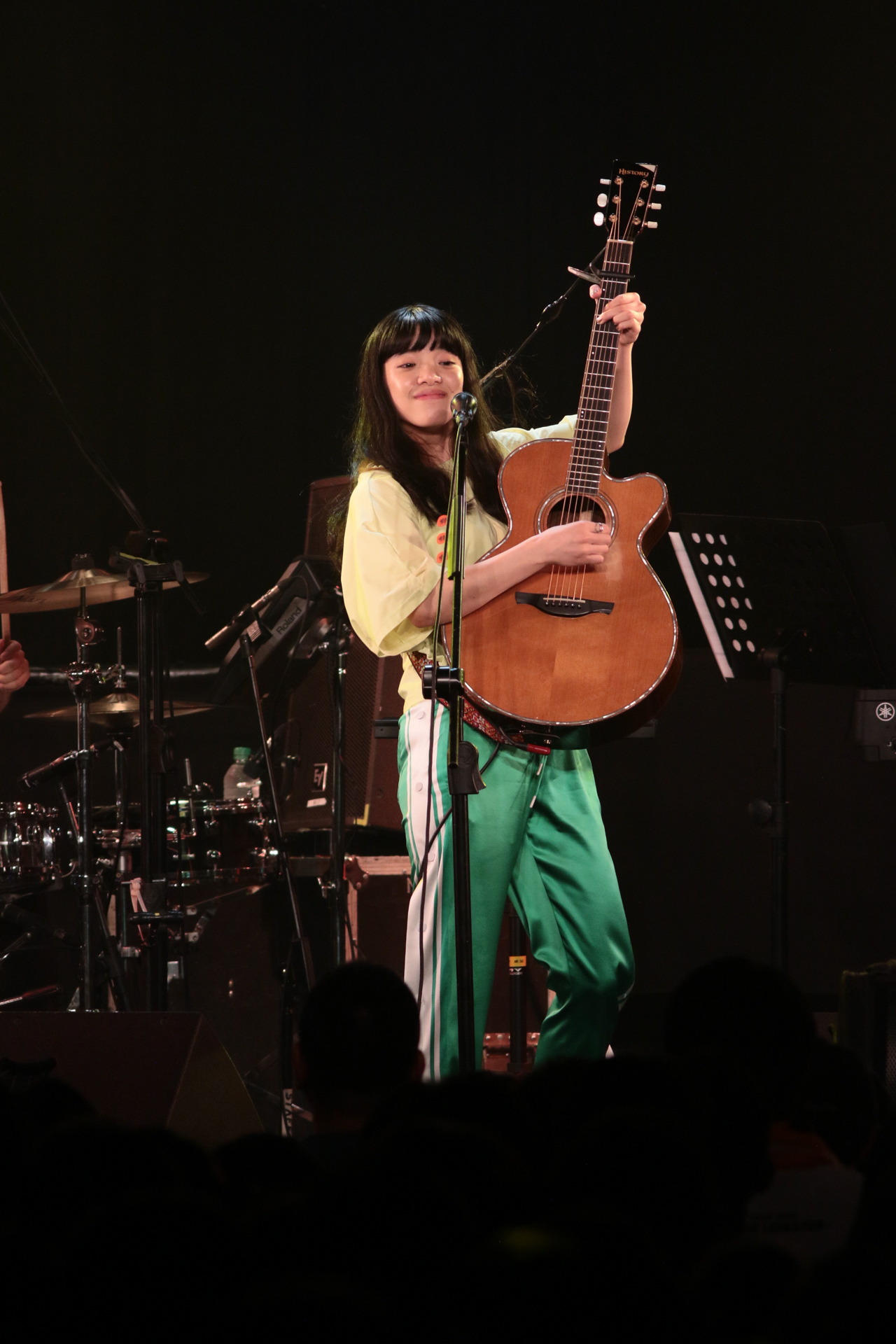 Aimyon(愛繆)練習中文與歌迷互動,可愛的模樣逗笑歌迷,讓她害羞問:「怎麼大家都在笑」。(華納唱片提供)