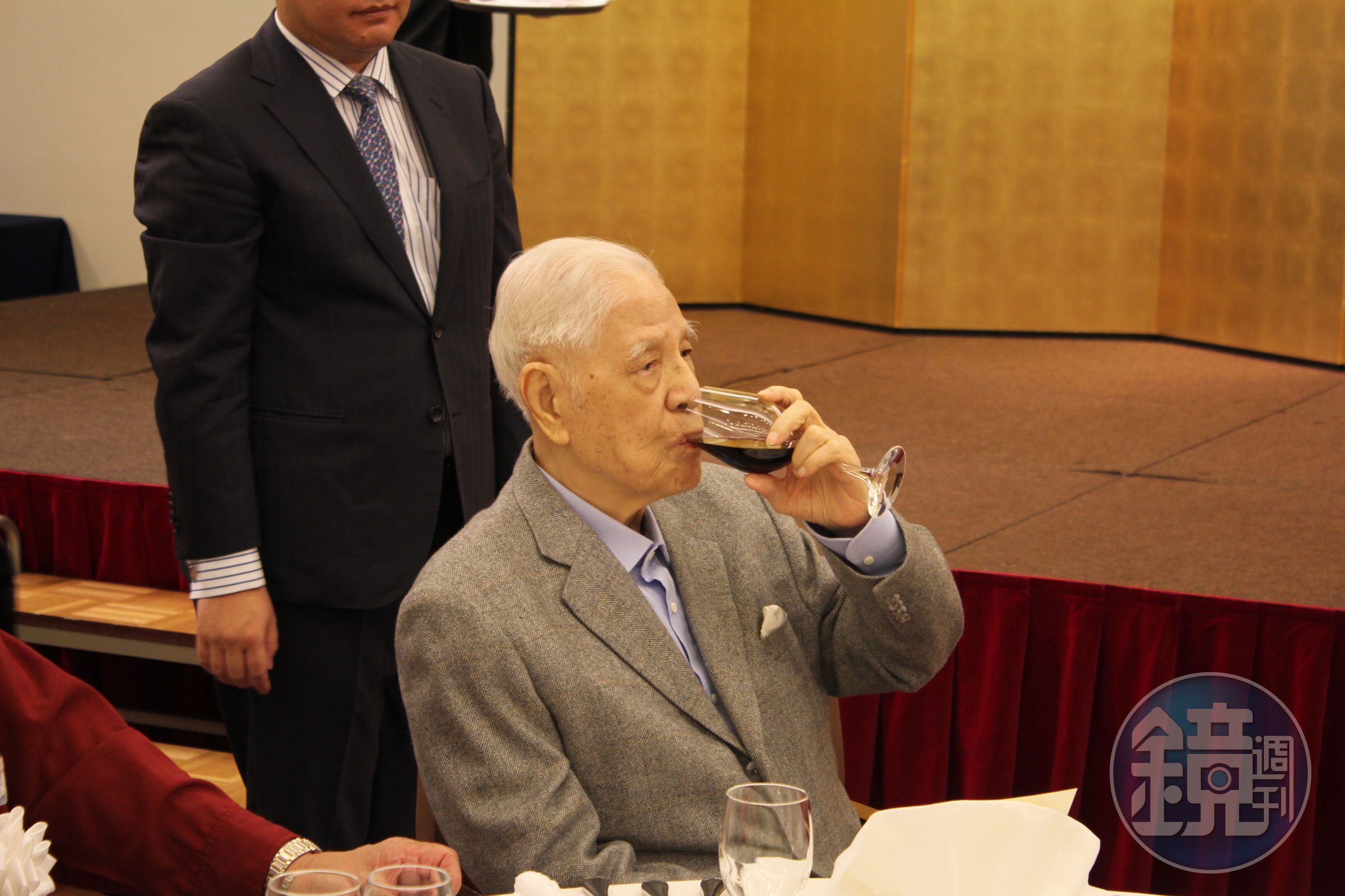 前總統李登輝乾杯儀式時，喝了一口紅酒。