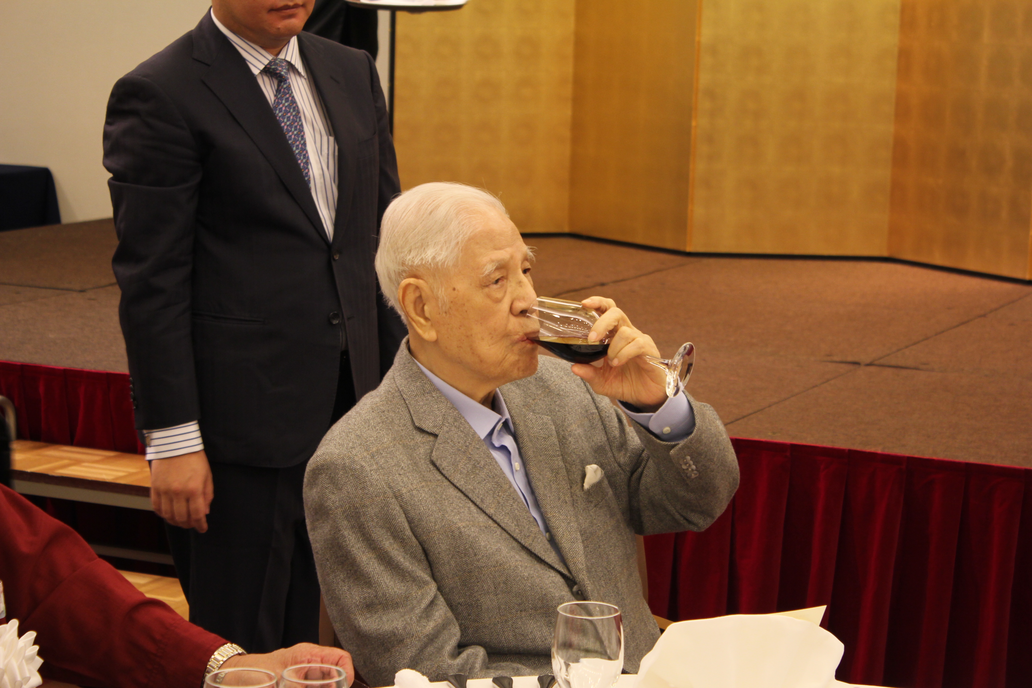 前總統李登輝乾杯儀式時，喝了一口紅酒。