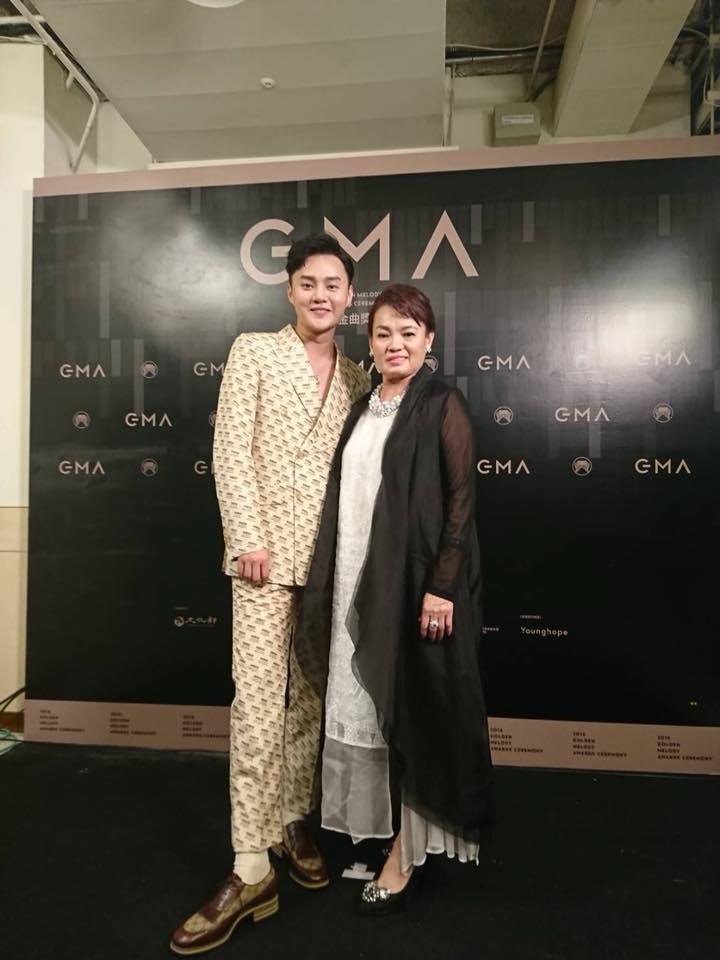 許富凱和蕭敬騰穿著神似，但略為保守做了安全措施。（取自許富凱 Henry kai粉絲專頁）