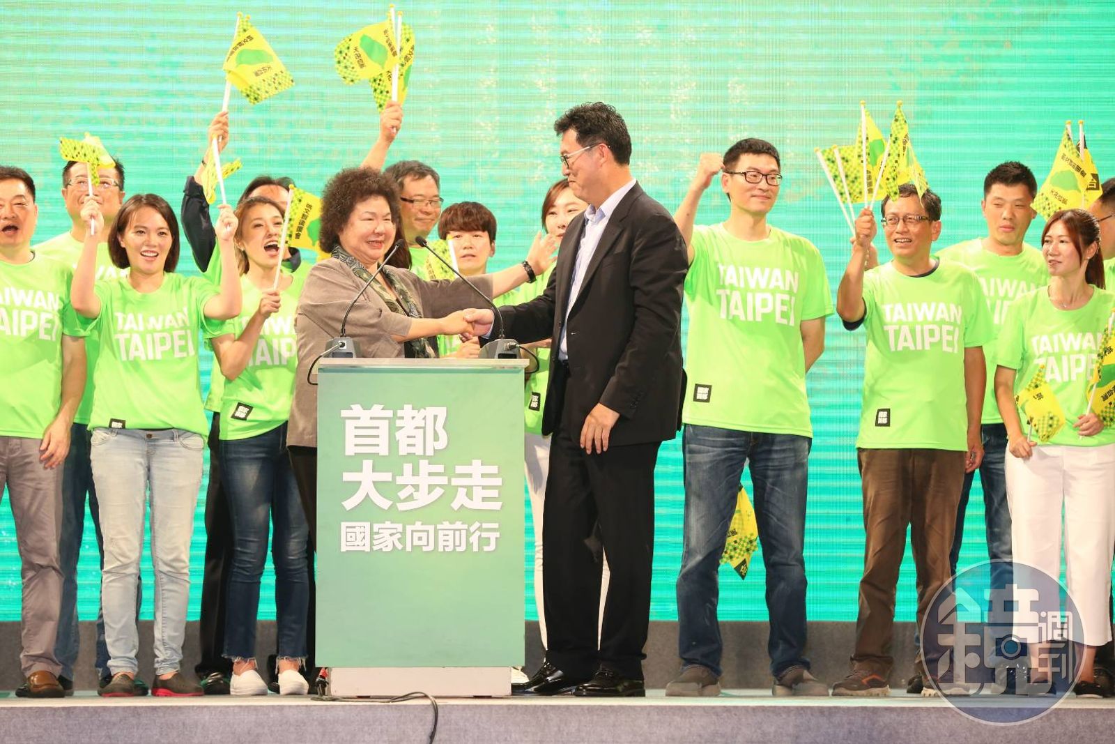 陳菊牽手力挺姚文智　綠營集結重砲轟柯P - 鏡週刊 Mirror Media