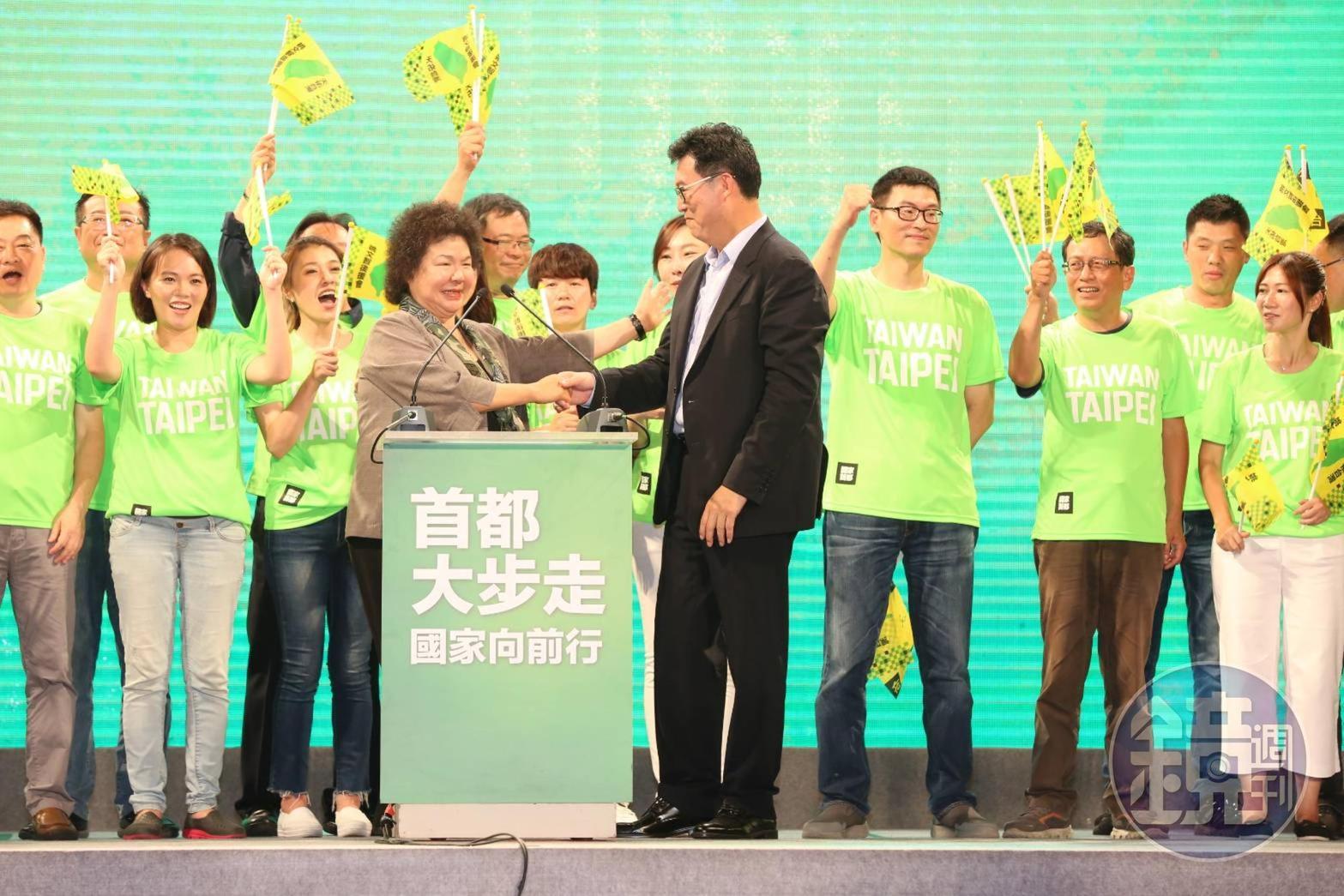 總統府祕書長陳菊最後更牽起姚文智的手呼籲支持者力挺。