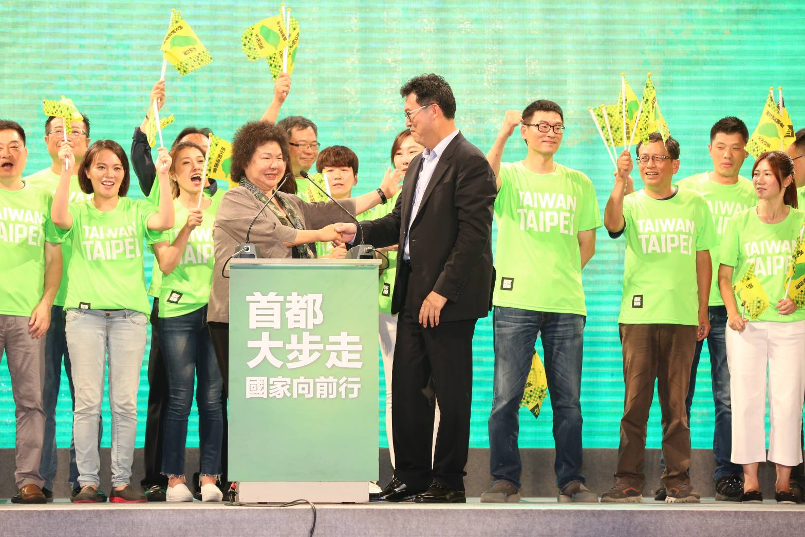 總統府祕書長陳菊最後更牽起姚文智的手呼籲支持者力挺。