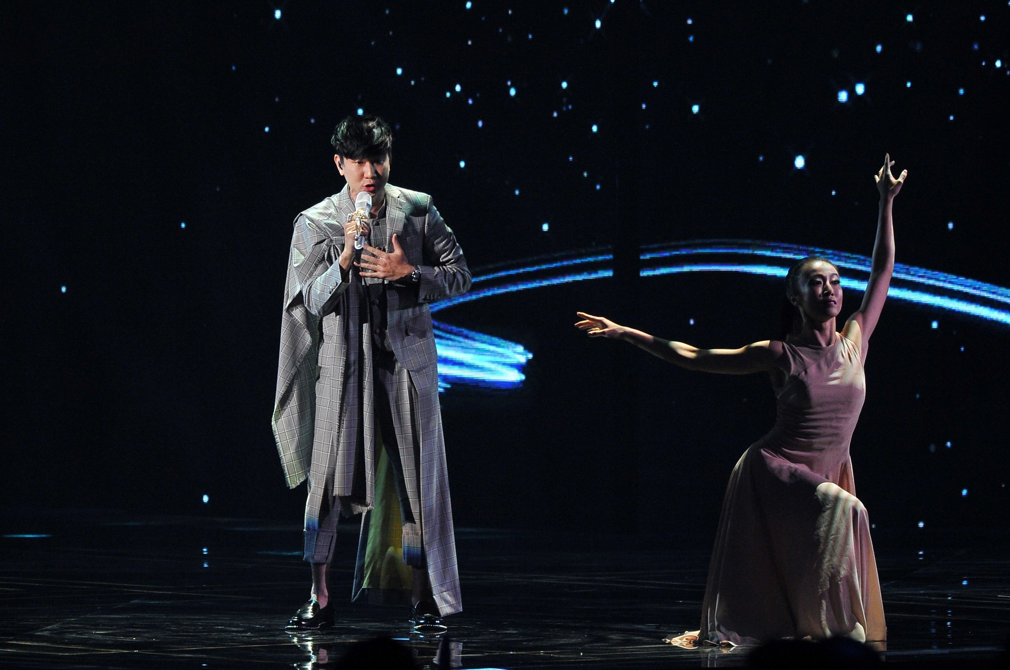 林俊傑擔任金曲壓軸演出，獻唱多首經典歌曲，為典禮劃下完美句點。（台視提供）