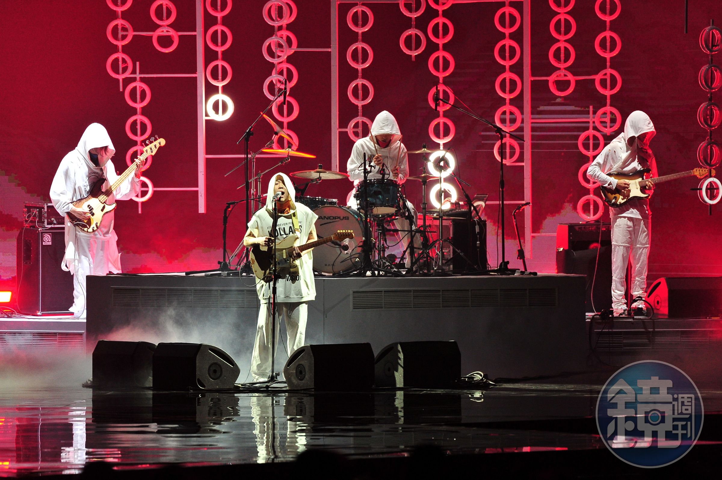 南韓知名樂團「HYUKOH」受邀來台參加金曲獎，搖滾曲風讓觀眾聽的超嗨。（台視提供）