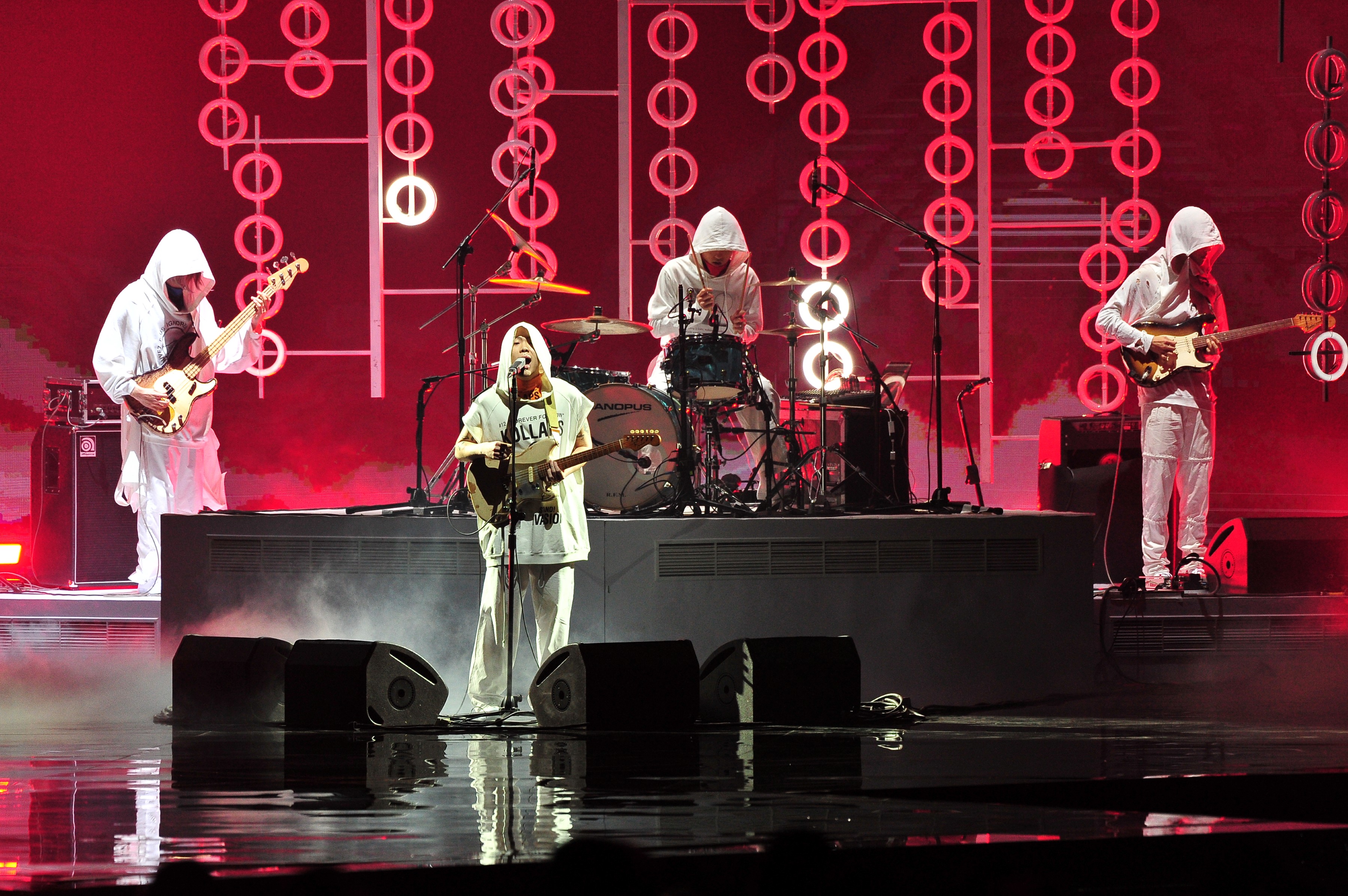南韓知名樂團「HYUKOH」受邀來台參加金曲獎，搖滾曲風讓觀眾聽的超嗨。（台視提供）