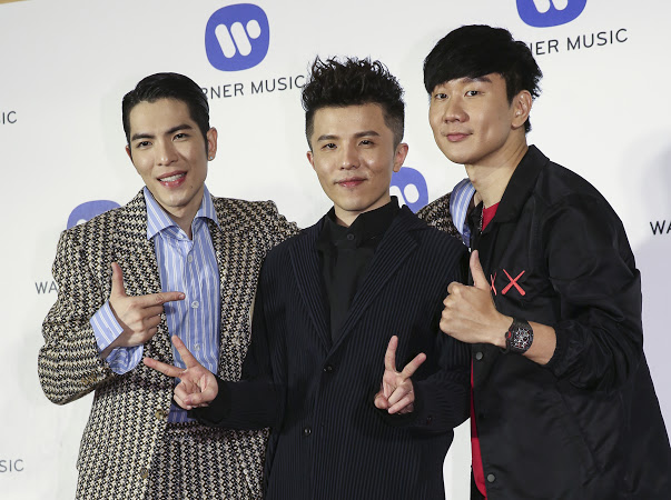 蕭敬騰、小宇、林俊傑出席華納慶功宴。