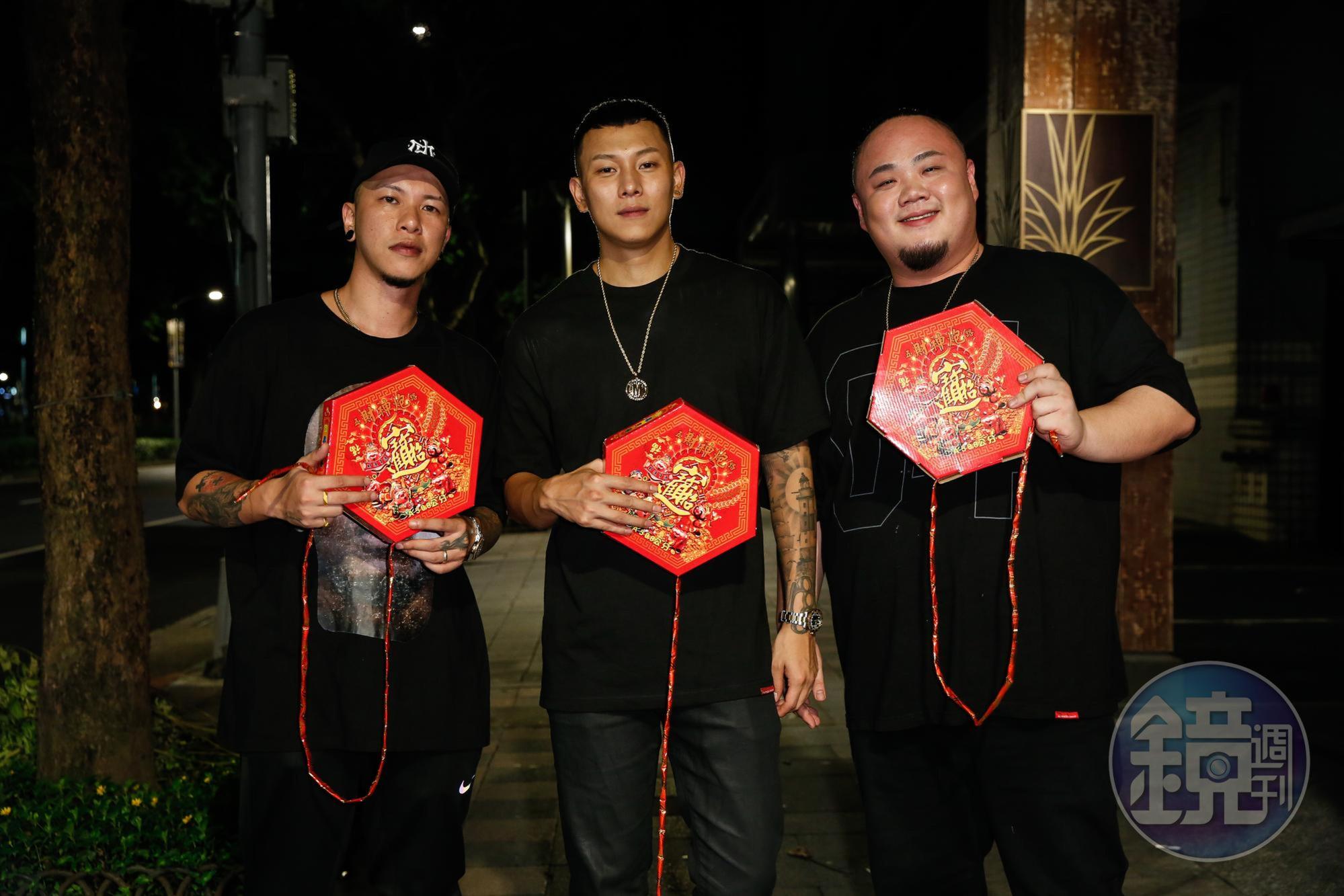 第29屆金曲獎最佳演唱組合頑童拿鞭炮歡慶得獎。左起：小春、瘦子與大淵。
