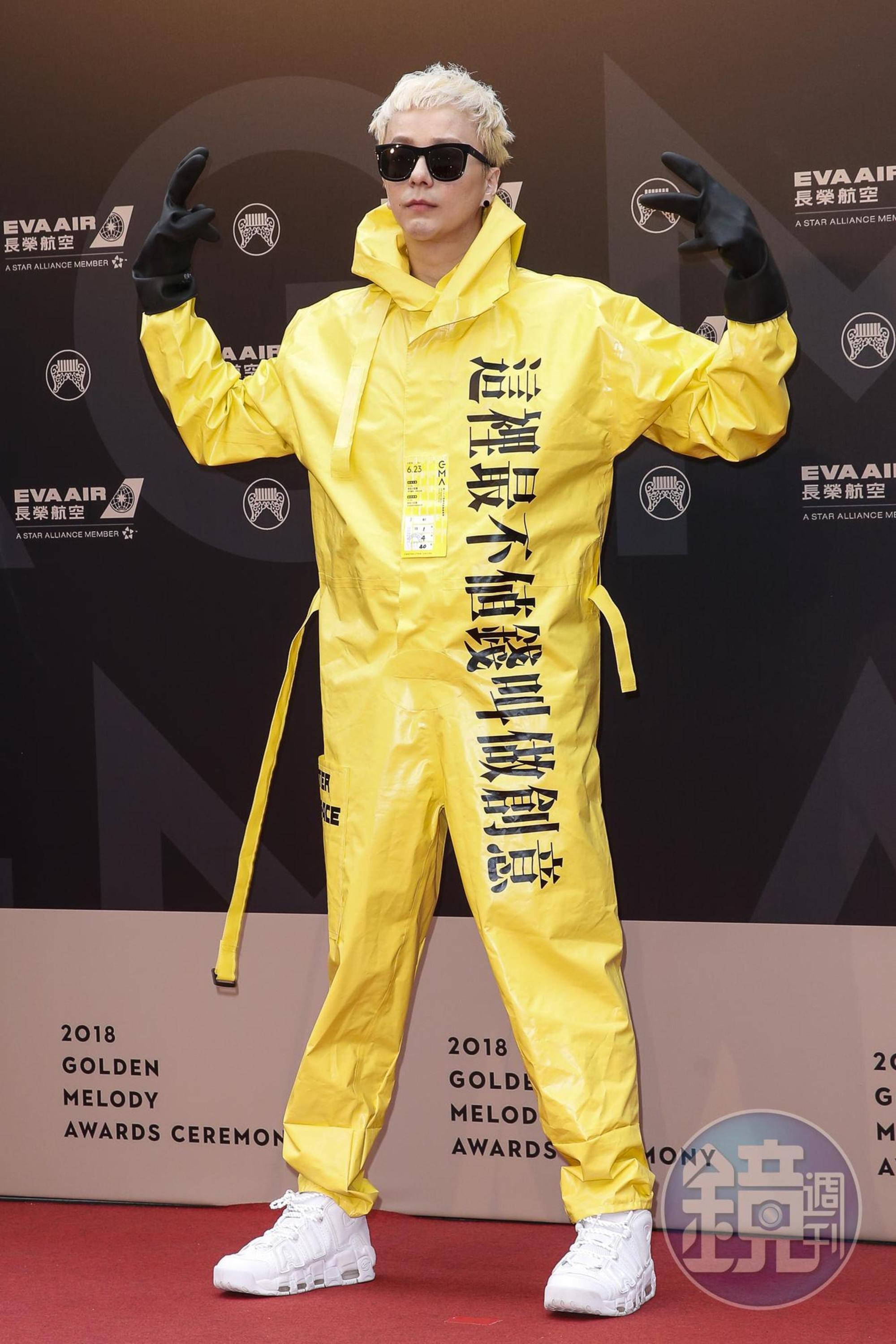 廖人帥在紅毯的衣服就已經火力十足，把他去年嗆金曲的名言寫在身上。